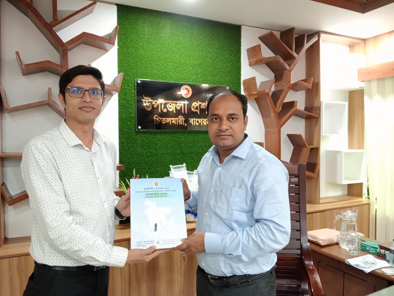 UNO স্যারকে জনশুমারি ও গৃহগণনা ২০২২ এর কমিউনিটি রির্পোট প্রদানের ছবি