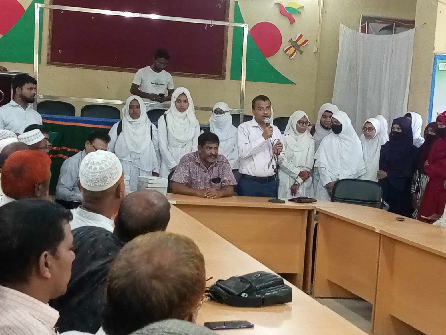 মাননীয় প্রধানমন্ত্রী শেখ হাসিনা'র উপহার হিসেবে মেধাবী শিক্ষার্থীদের মধ্যে ট্যাবলেট বিতরণ