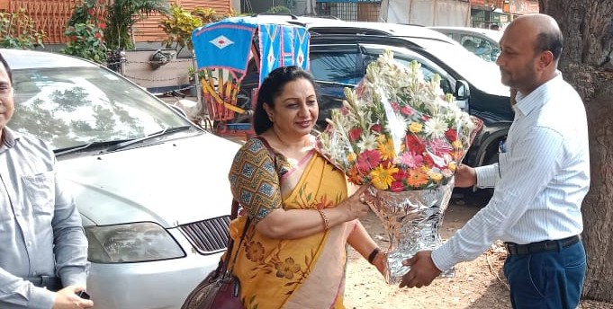 মাননীয় সচিব, পরিসংখ্যান ও তথ্য ব্যবস্থাপনা বিভাগ কে ঝিনাইদহ জেলায় স্বাগত ও পুষ্পস্তবক অর্পন করেন জনাব মো. আব্দুল আলীম, উপপরিচালক, জেলা পরিসংখ্যান অফিস, ঝিনাইদহ