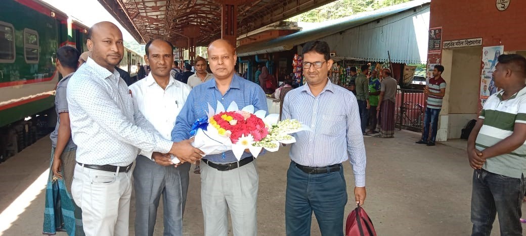 সম্মানীত যুগ্মপরিচালক, খুলনা জনাব মো: আক্তার হোসেন স্যারকে ঝিনাইদহ জেলায় ফুল দিয়ে বরণ করেন জনাব মো. আব্দুল আলীম উপপরিচালক,ঝিনাইদহ