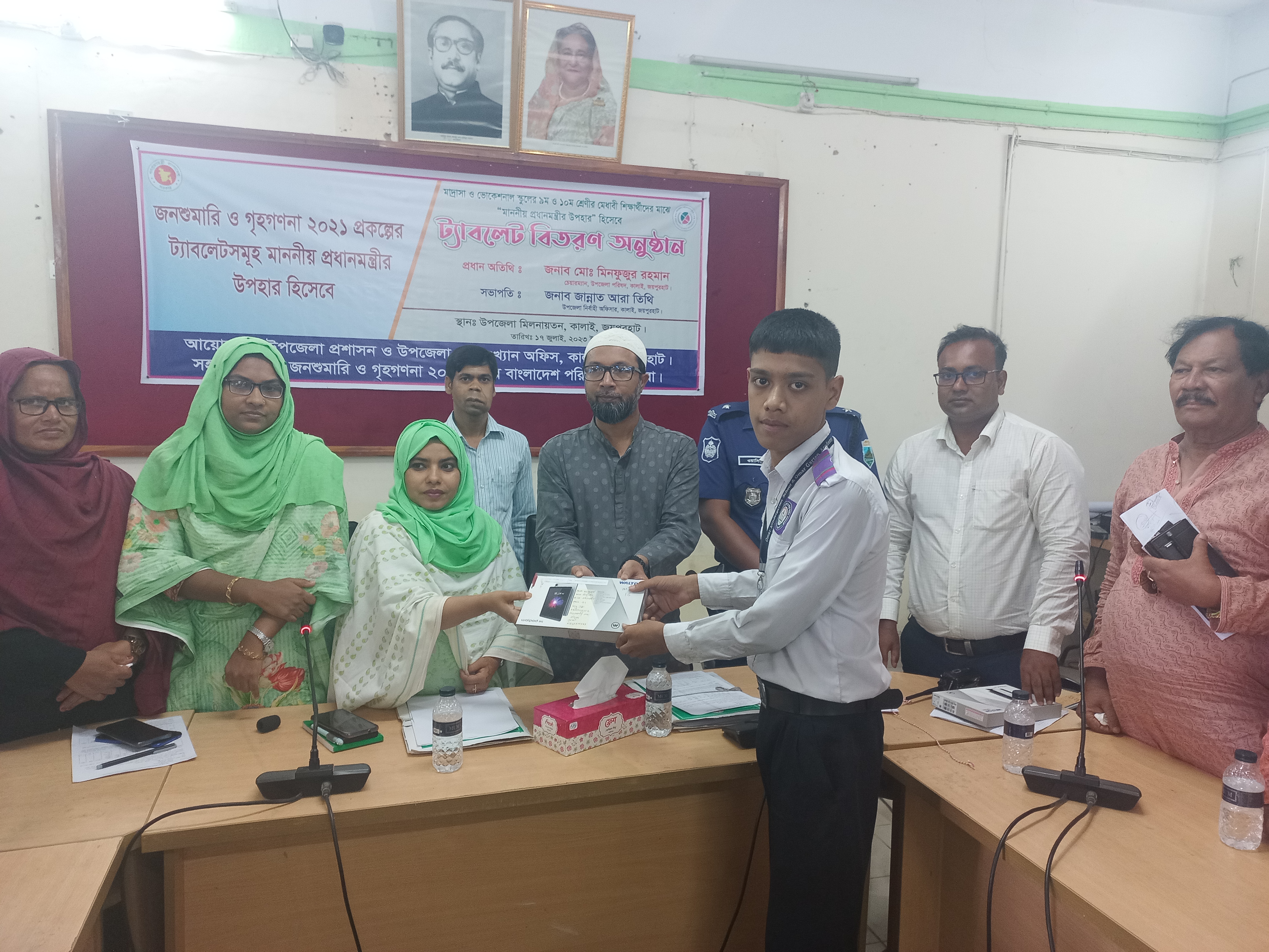 শিক্ষার্থীর মাঝে ট্যাব বিতরণ