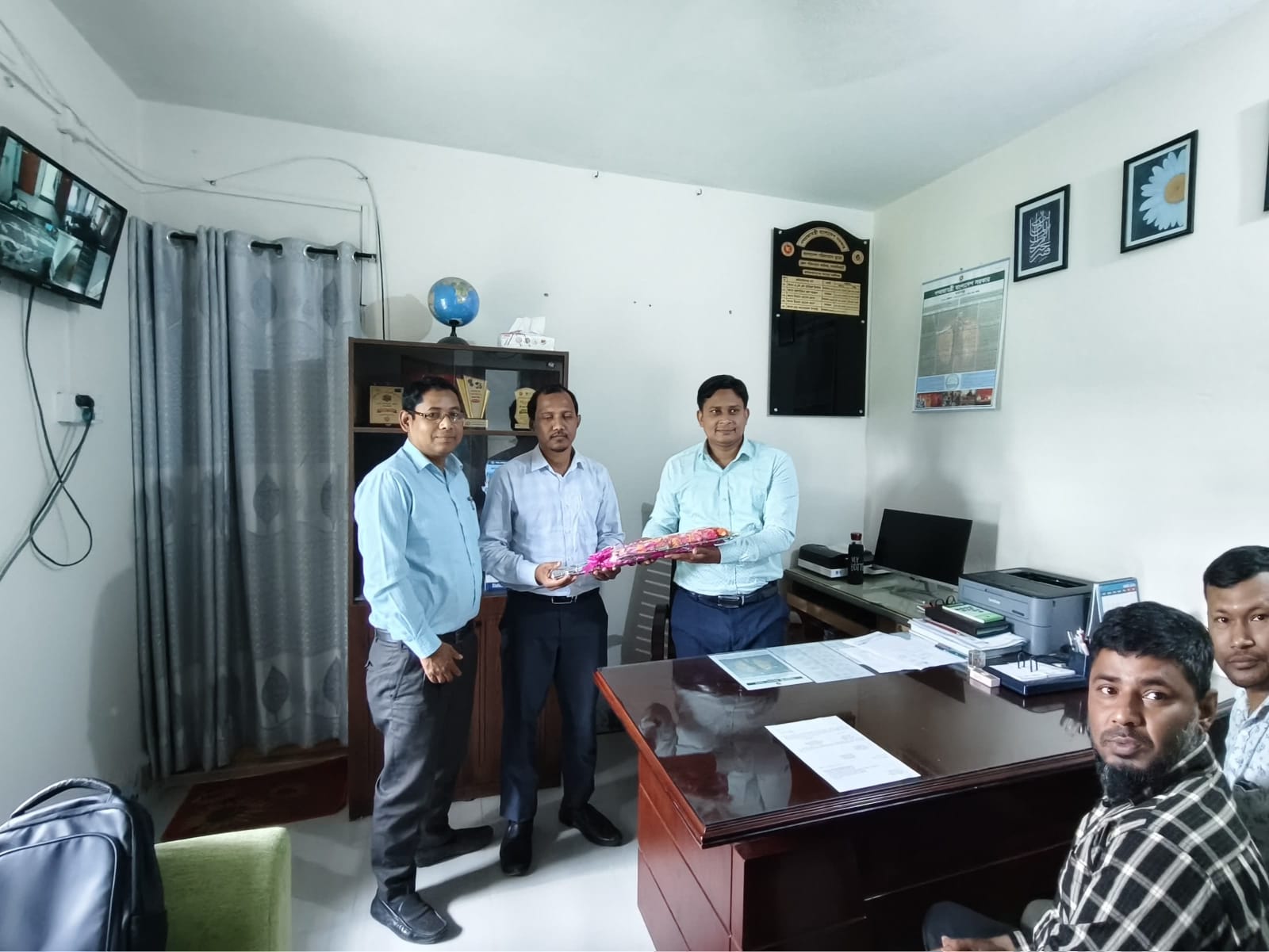 পরিসংখ্যান কর্মকর্তাকে ডিডি স্যার কর্তৃক বরন