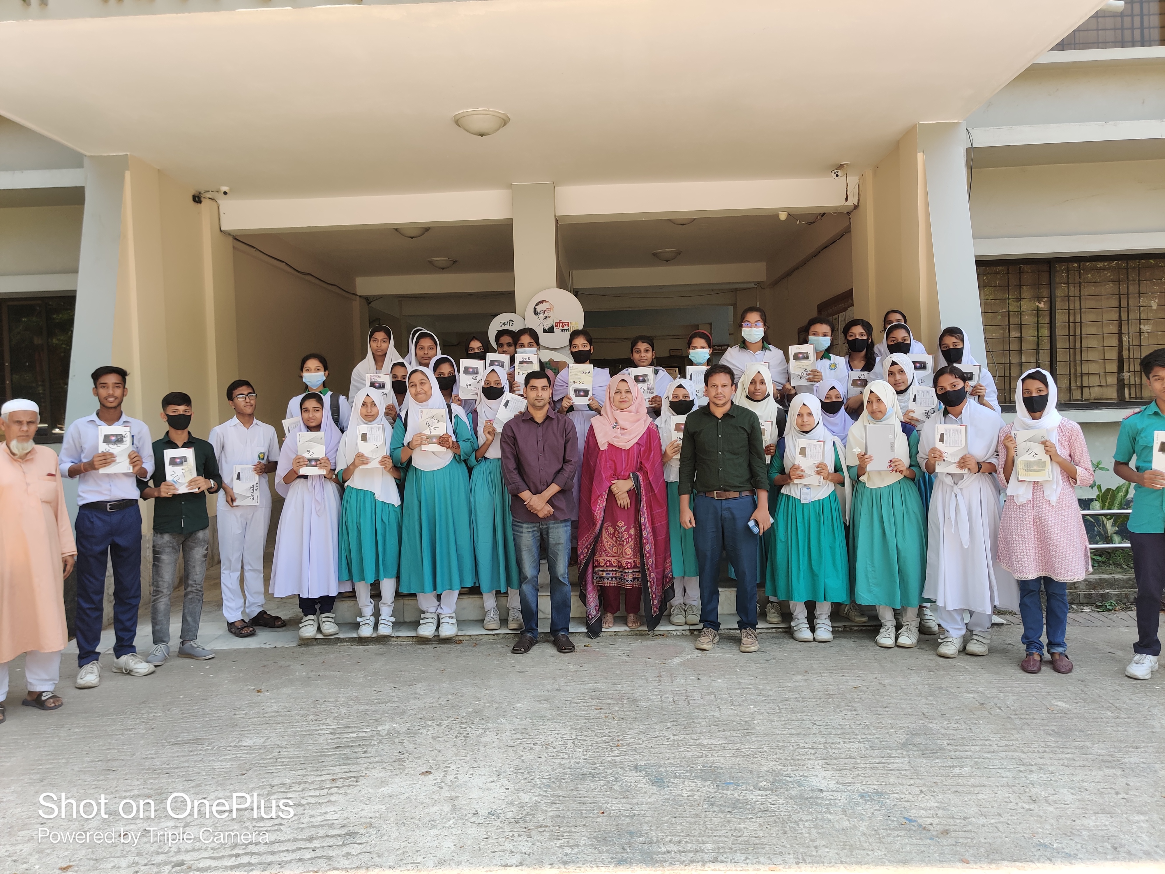 ট্যাবলেট বিতরণ কার্যক্রম