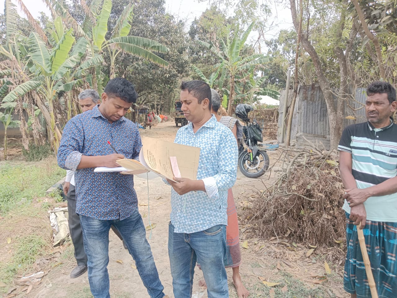 বিভিন্ন কৃষি বিষয়ক তথ্য সংগ্রহে মাঠ পরিদর্শন