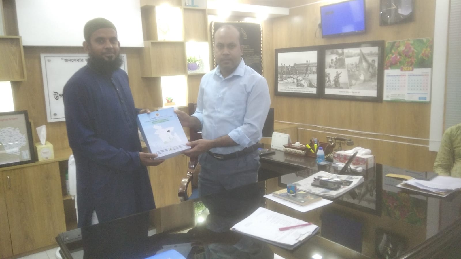 জনশুমারি ও গৃহগণনা-২০২২ এর কমিনিউটি রিপোর্ট প্রদান ইউএনও স্যারকে।