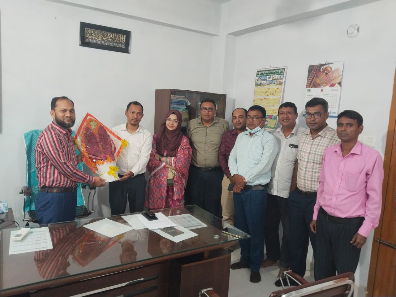 উপপরিচালক স্যারকে ফুল দিয়ে বরণ