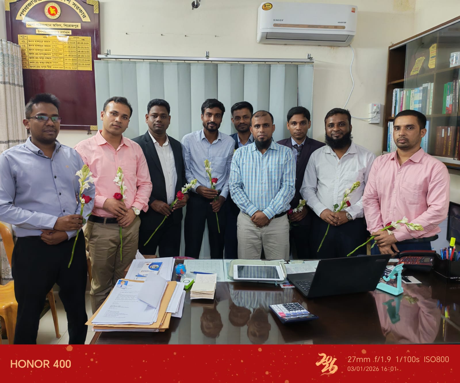জেলা পরিসংখ্যান কার্যালয় পিরোজপুর এর নব যোগদানকৃত কর্মচারীদের ফুল দিয়ে অভ্যর্থনা জানান উপপরিচালক মহোদয়