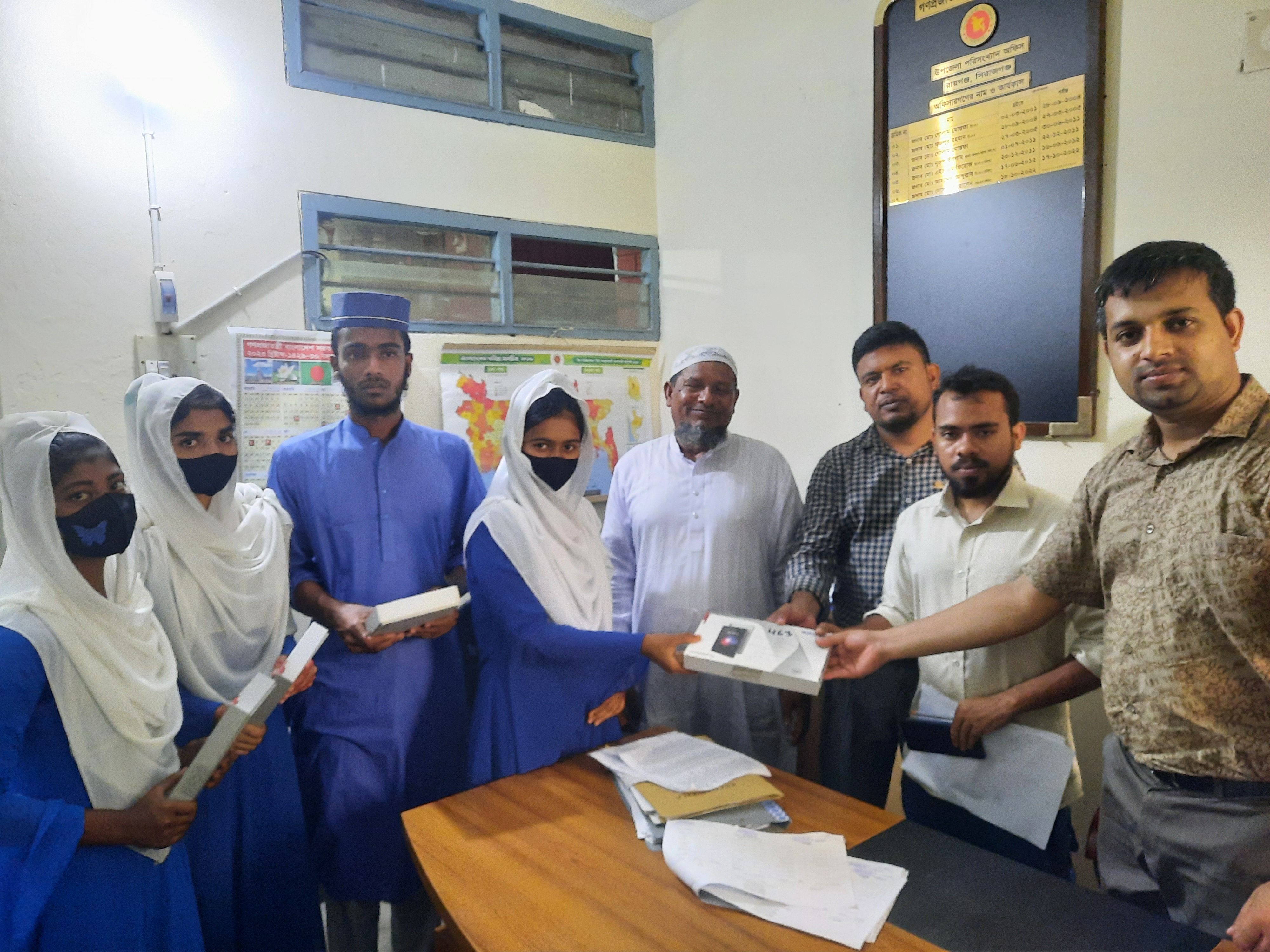 রায়গঞ্জে ২য় পর্যায়ে মেধাবী শিক্ষার্থীদের মাঝে মাননীয় প্রধানমন্ত্রীর উপহার স্বরূপ ২৭০টি ট্যাব বিতরণ