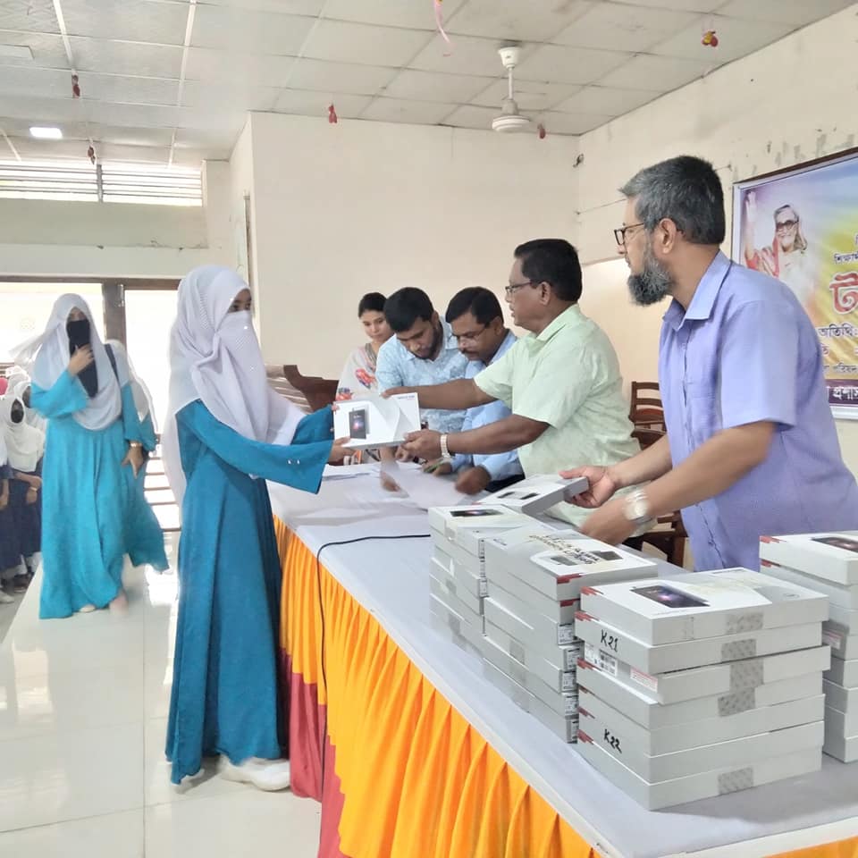 জনশুমারির ট্যাব বিতরণ