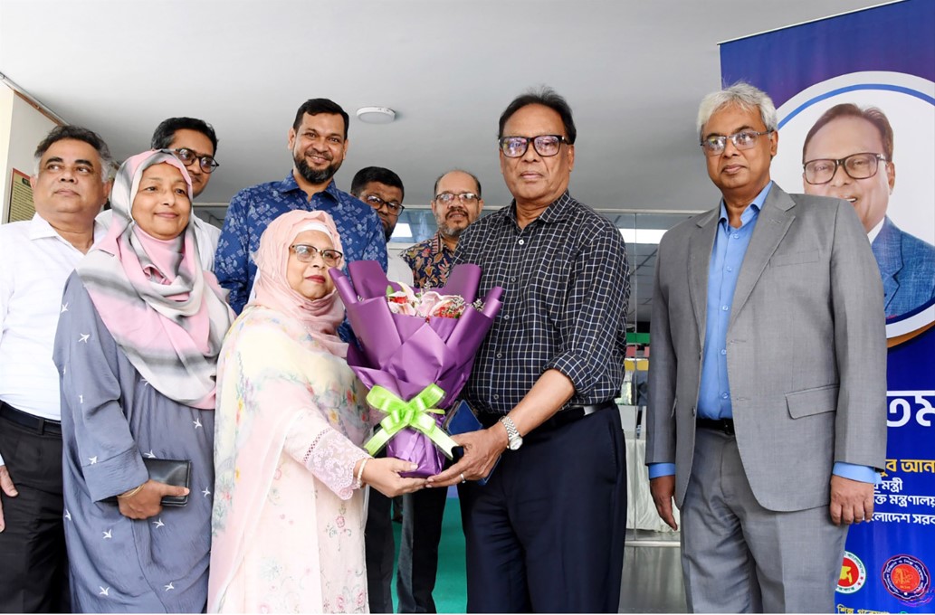 ০২/০৬/২০২৬ তারিখে গণপ্রজাতন্ত্রী বাংলাদেশ সরকারের বিজ্ঞান ও প্রযুক্তি মন্ত্রণালয়ের মাননীয় মন্ত্রী জনাব ফকির মাহবুব আনাম ঢাকায় বাংলাদেশ বিজ্ঞান ও শিল্প গবেষণা পরিষদ (বিসিএসআইআর) পরিদর্শনকালে পরিষদের চেয়ারম্যান ড. সামিনা আহমেদ তাঁকে স্বাগত জানান।