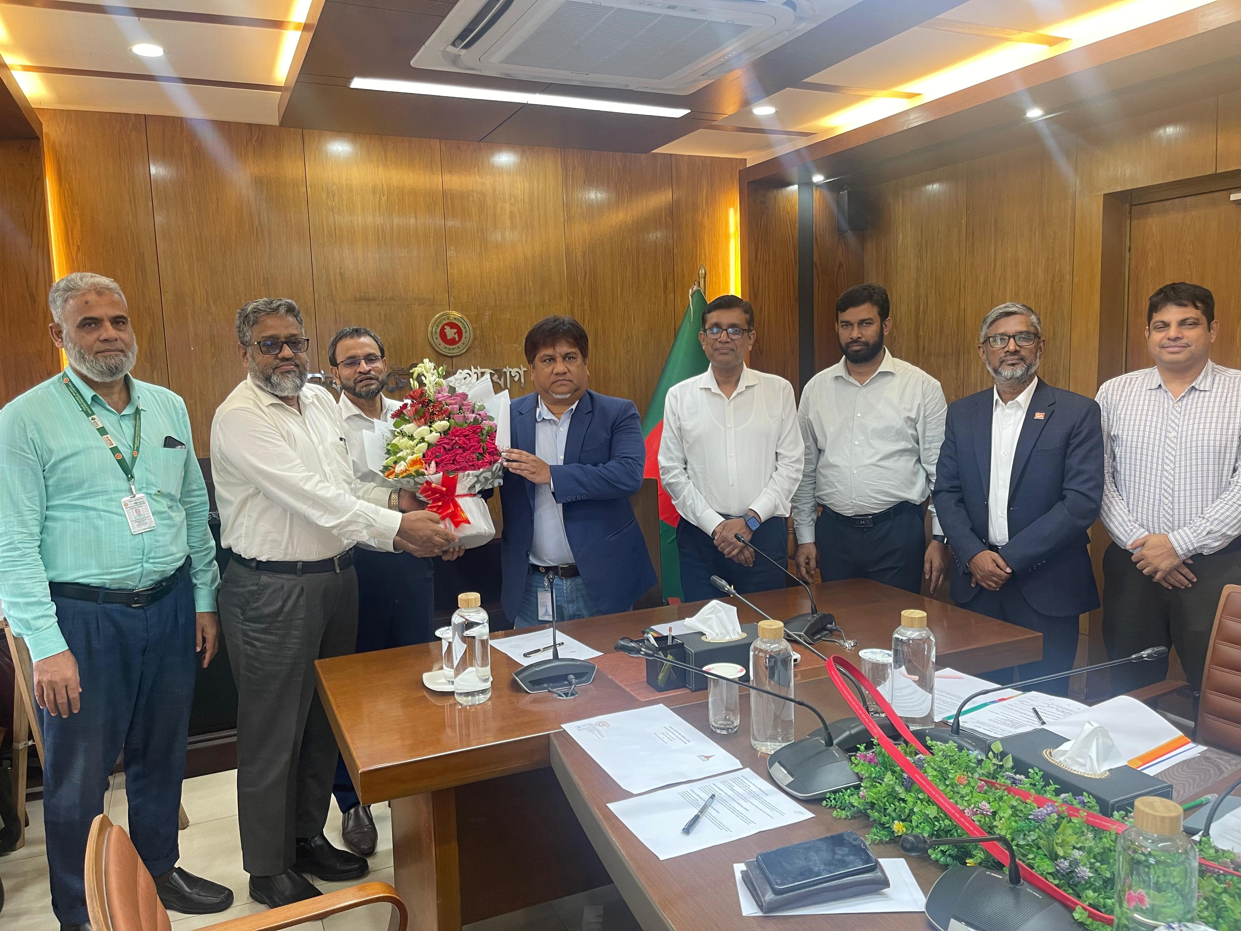 ডাক ও টেলিযোগাযোগ বিভাগের সচিব আব্দুন নাসের খান মহোদয়কে বাংলাদেশ ক্যাবল শিল্প লিঃ এর ব্যবস্থাপনা পরিচালক মহোদয় ফুলেল শুভেচ্ছা জ্ঞাপন করেন।