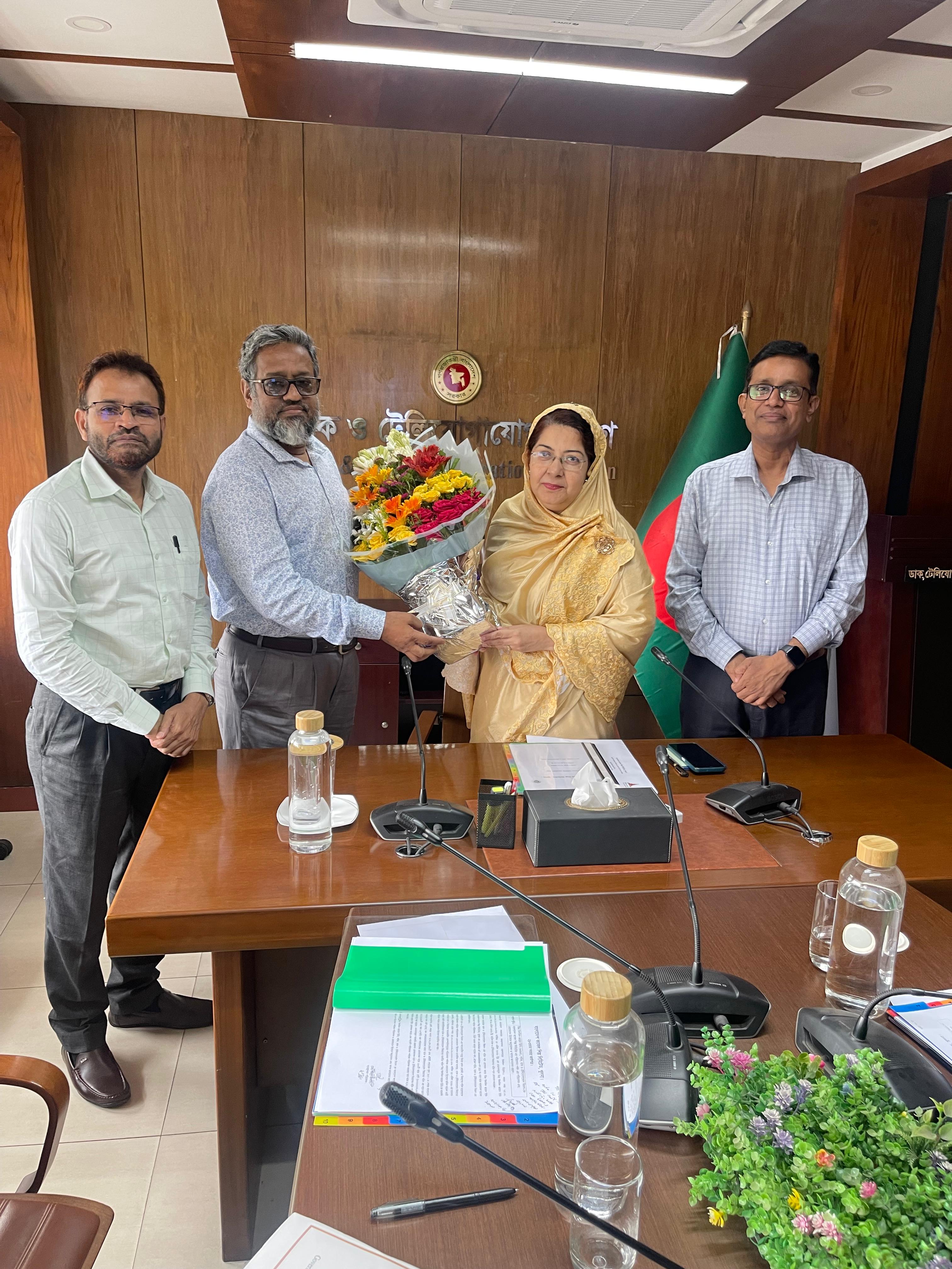 ডাক ও টেলিযোগাযোগ বিভাগে নব যোগদানকৃত সচিব ও বাকেশি পরিচালনা পর্ষদ এর চেয়ারম্যান মিজ্ বিলকিস জাহান রিমি কে ফুলেল শুভেচ্ছা প্রদান