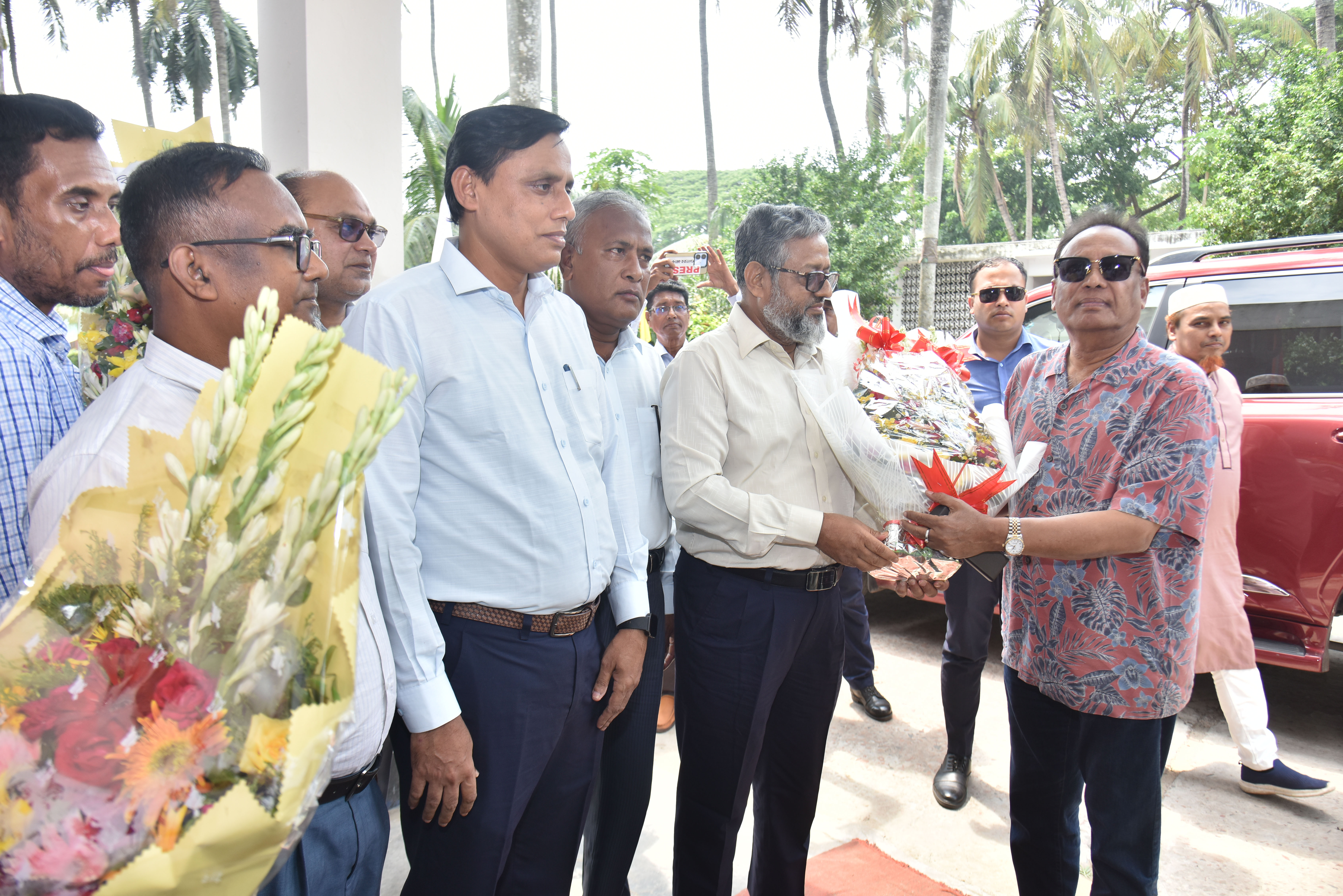বাংলাদেশ ক্যাবল শিল্প লিমিটেড, খুলনা পরিদর্শনে মাননীয় ডাক, টেলিযোগাযোগ ও তথ্যপ্রযুক্তি মন্ত্রী জনাব ফকির মাহবুব আনাম, এমপি। কর্তৃপক্ষ কর্তৃক মাননীয় মন্ত্রী মহোদয়কে ফুলেল শুভেচ্ছা ও উষ্ণ অভ্যর্থনা জ্ঞাপন।