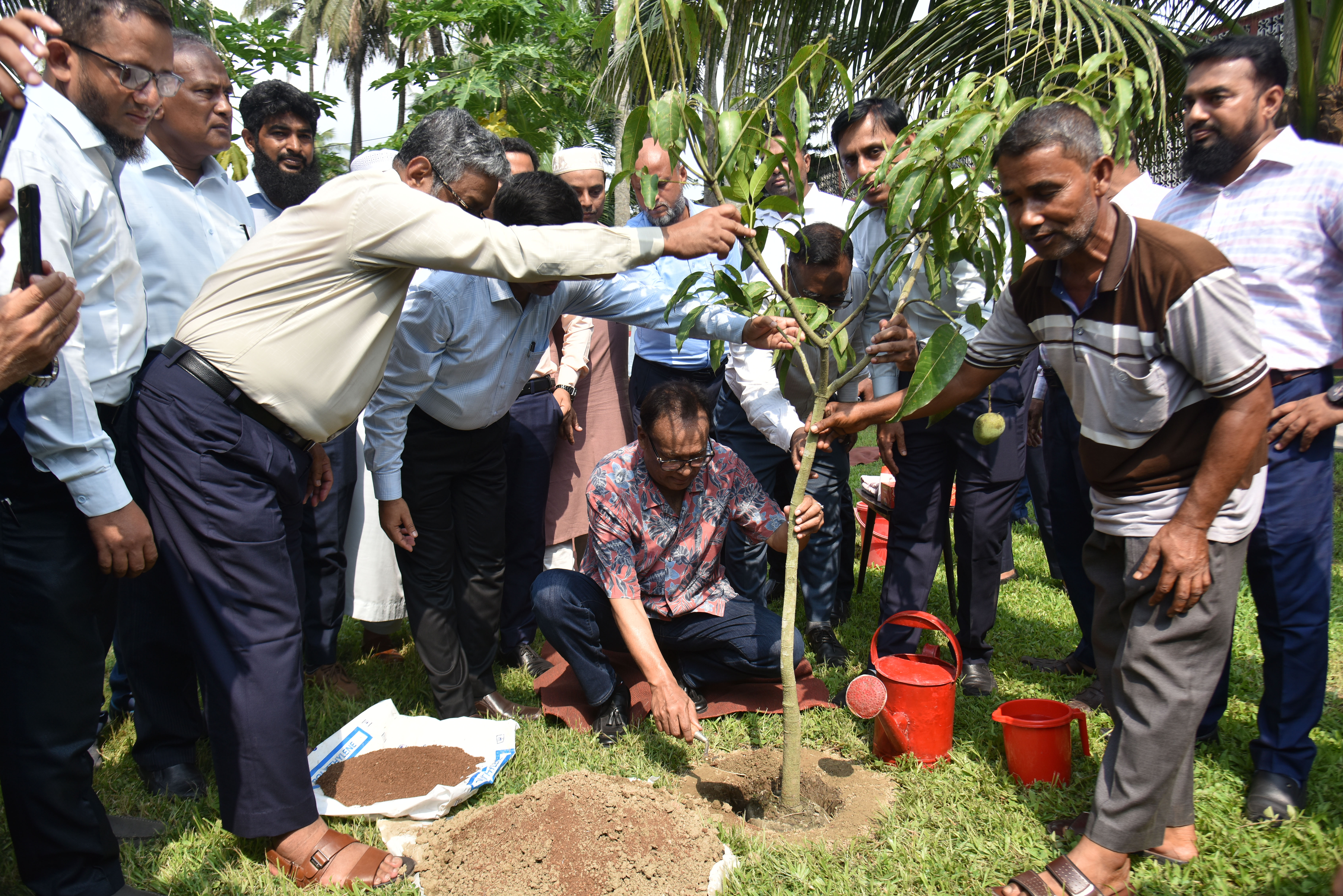 বাকেশি, খুলনা পরিদর্শনে মাননীয় ডাক ও তথ্যপ্রযুক্তি মন্ত্রী জনাব ফকির মাহবুব আনাম, এমপি। কারখানা পরিদর্শন শেষে তিনি চত্বরে একটি দেশি হিমসাগর আমের চারা রোপণ করেন।