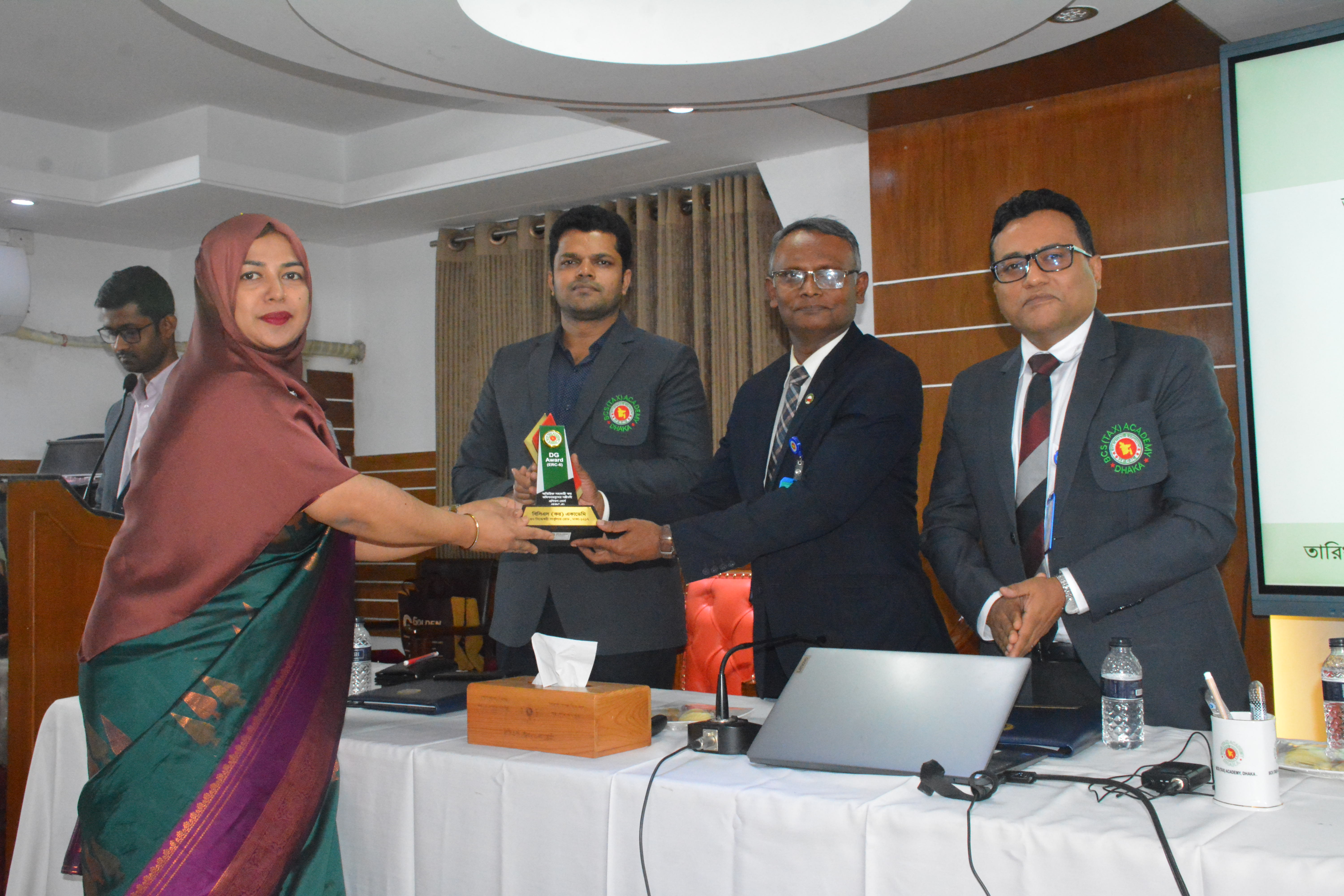 ১১ ডিসেম্বর ২০২৫ খ্রিস্টাব্দে বিসিএস (কর) একাডেমিতে অতিরিক্ত সহকারী কর কমিশনারগণের সঞ্জীবনী প্রশিক্ষণ কোর্স (ERC 6 & ERC 7) এর সনদ বিতরণী ও সমাপনী অনুষ্ঠান অনুষ্ঠিত হয়।