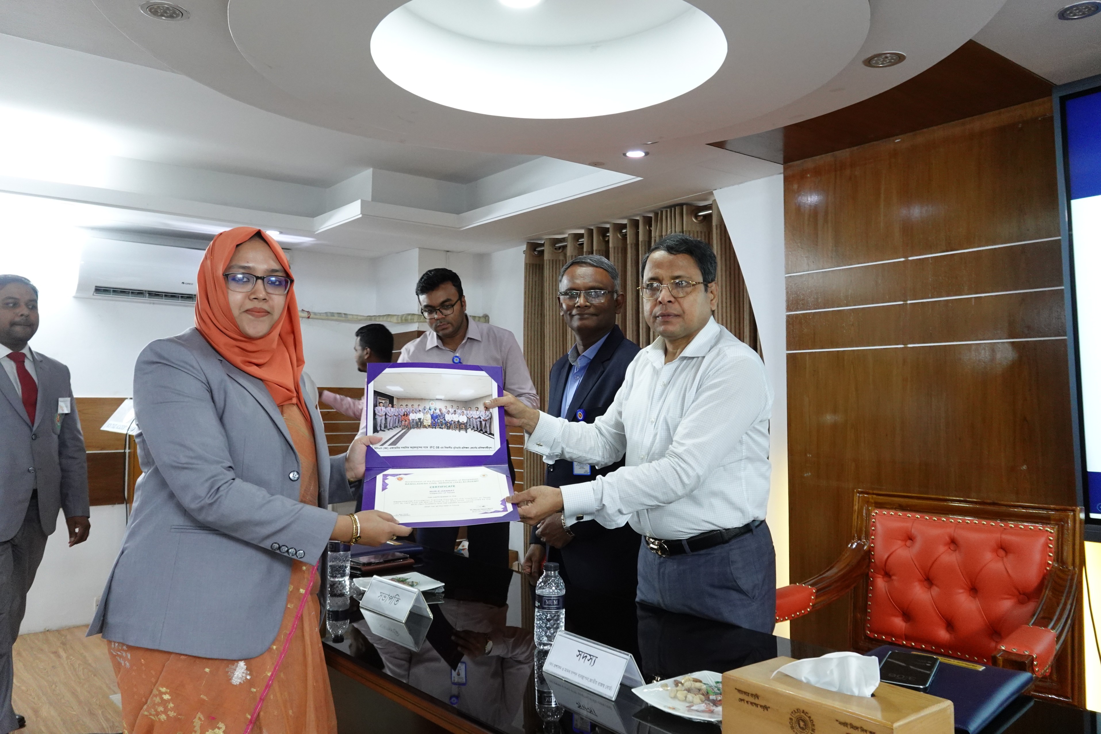অদ্য ০৭ মে, ২০২৬ খ্রিস্টাব্দে বিসিএস (কর) একাডেমিতে কর পরিদর্শক ও সহকারী রেজিস্ট্রারগণের বিভাগীয় বুনিয়াদি প্রশিক্ষণ কোর্স (SFC-1, IFC 8 & IFC 9 ) এর সনদ বিতরণ ও সমাপনী অনুষ্ঠান আয়োজিত হয়।