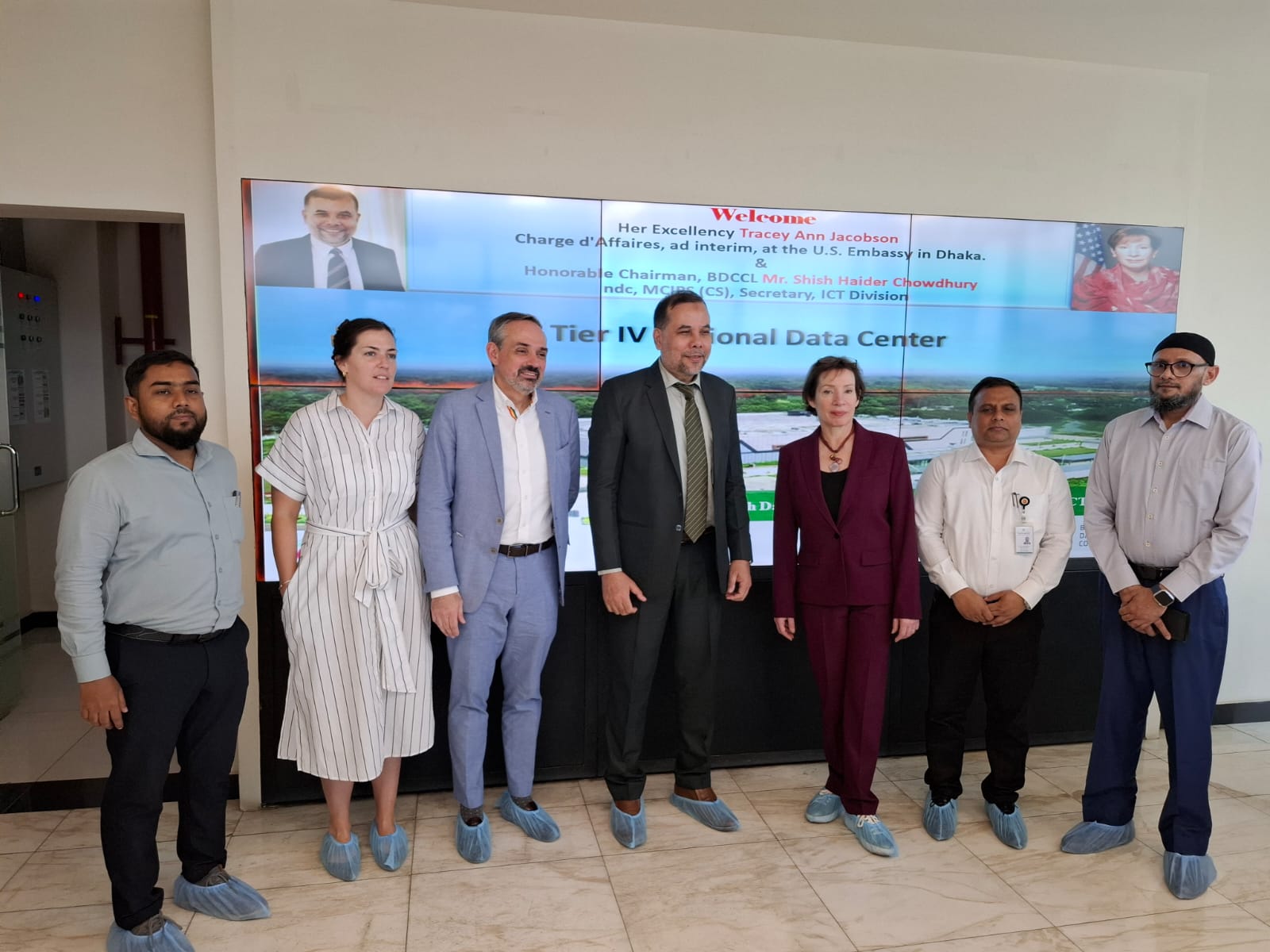 মাননীয় মার্কিন রাষ্ট্রদূত জনাব ট্রেসি অ্যান জ্যাকবসন ফোর টায়ার জাতীয় ডেটা সেন্টার পরিদর্শন করেন। এ সময় উপস্থিত ছিলেন বিডিসিসিএল এর চেয়ারম্যান ও সচিব, আইসিটি ডিভিশন জনাব শীষ হায়দার চৌধুরী, এনডিসি এবং জনাব মোঃ তৌফিক আল মাহমুদ,ব্যবস্থাপনা পরিচালক (যুগ্মসচিব), বিডিসিসিএল