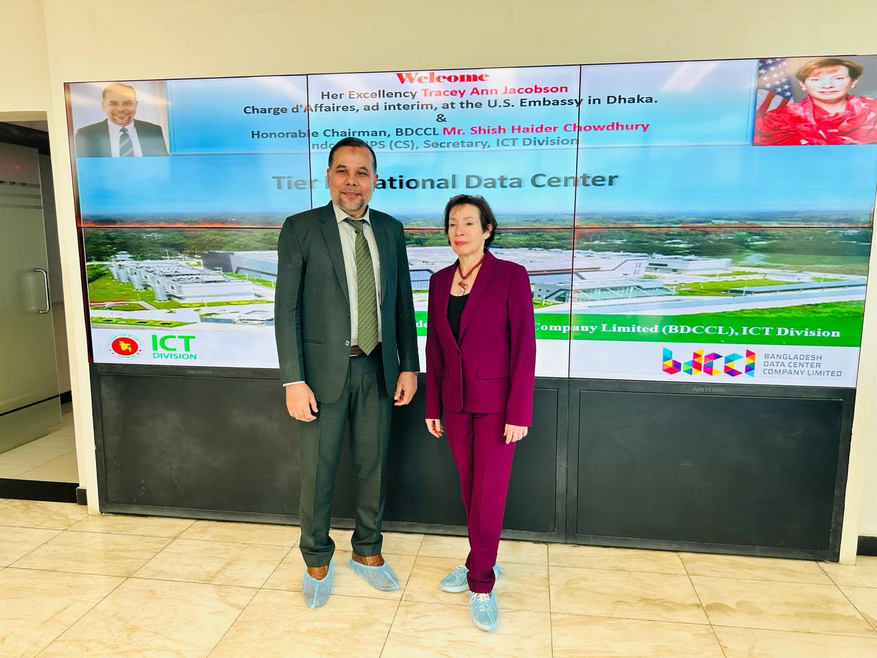 মাননীয় মার্কিন রাষ্ট্রদূত জনাব ট্রেসি অ্যান জ্যাকবসন ফোর টায়ার জাতীয় ডেটা সেন্টার পরিদর্শন করেন। এ সময় উপস্থিত ছিলেন বিডিসিসিএল এর চেয়ারম্যান ও সচিব, আইসিটি ডিভিশন জনাব শীষ হায়দার চৌধুরী, এনডিসি এবং জনাব মোঃ তৌফিক আল মাহমুদ,ব্যবস্থাপনা পরিচালক (যুগ্মসচিব), বিডিসিসিএল