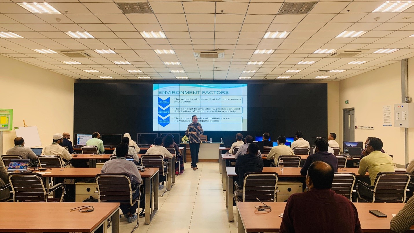 প্রশিক্ষণ কর্মসূচিতে ক্লাস নিচ্ছেন বিডিসিসিএল এর মাননীয় চেয়ারম্যান এবং আইসিটি ডিভিশনের সচিব মহোদয় জনাব শীষ হায়দার চৌধুরী, এনডিসি