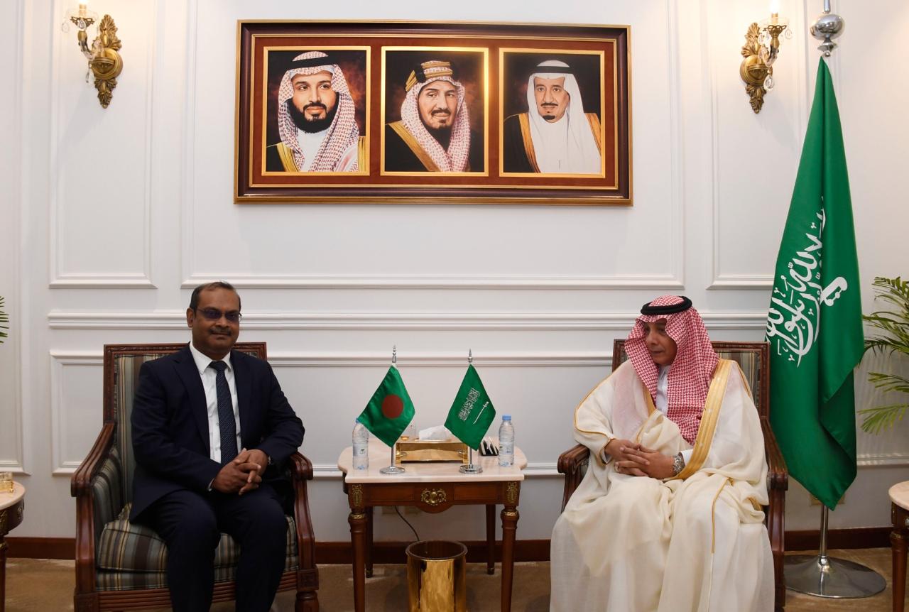 The Consul General of the People’s Republic of Bangladesh in Jeddah, Mr. Miah Md. Mainul Kabir, presented the letter of commission to the Director General of the Ministry of Foreign Affairs, Makkah Al-Mukarramah region Mr. Mazen Bin Hamad Al-Himali