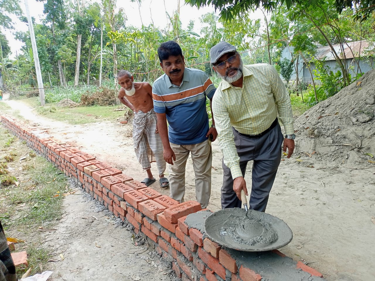 বেলকুচি পৌরসভার বিভিন্ন ওয়ার্ডে টিআর প্রকল্পের কাজ