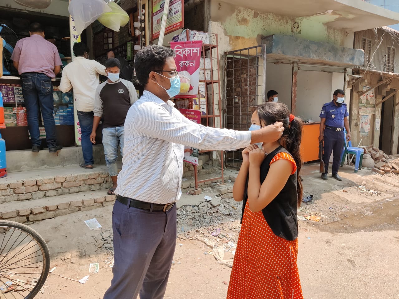 করোনা সুরক্ষা নিশ্চিত করণে মাস্ক বিতরণ ও মোবাইল কোর্ট পরিচালনা