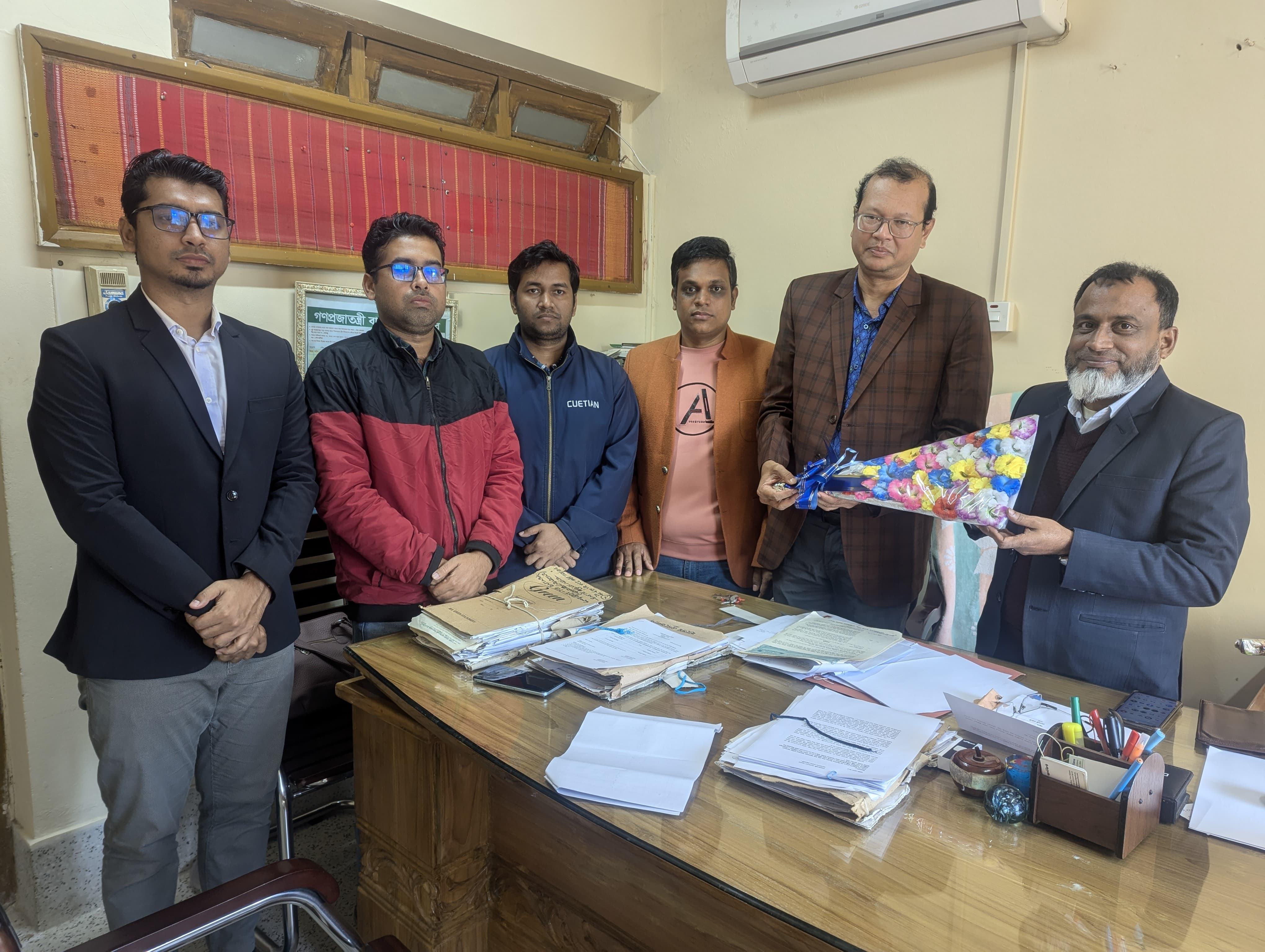 আঞ্চলিক পরিচালক জনাব মুহাম্মদ মঈন উদ্দিনকে বরণ করছেন কেন্দ্রের কর্মকর্তা-কর্মচারী ও কলাকুশলীবৃন্দ
