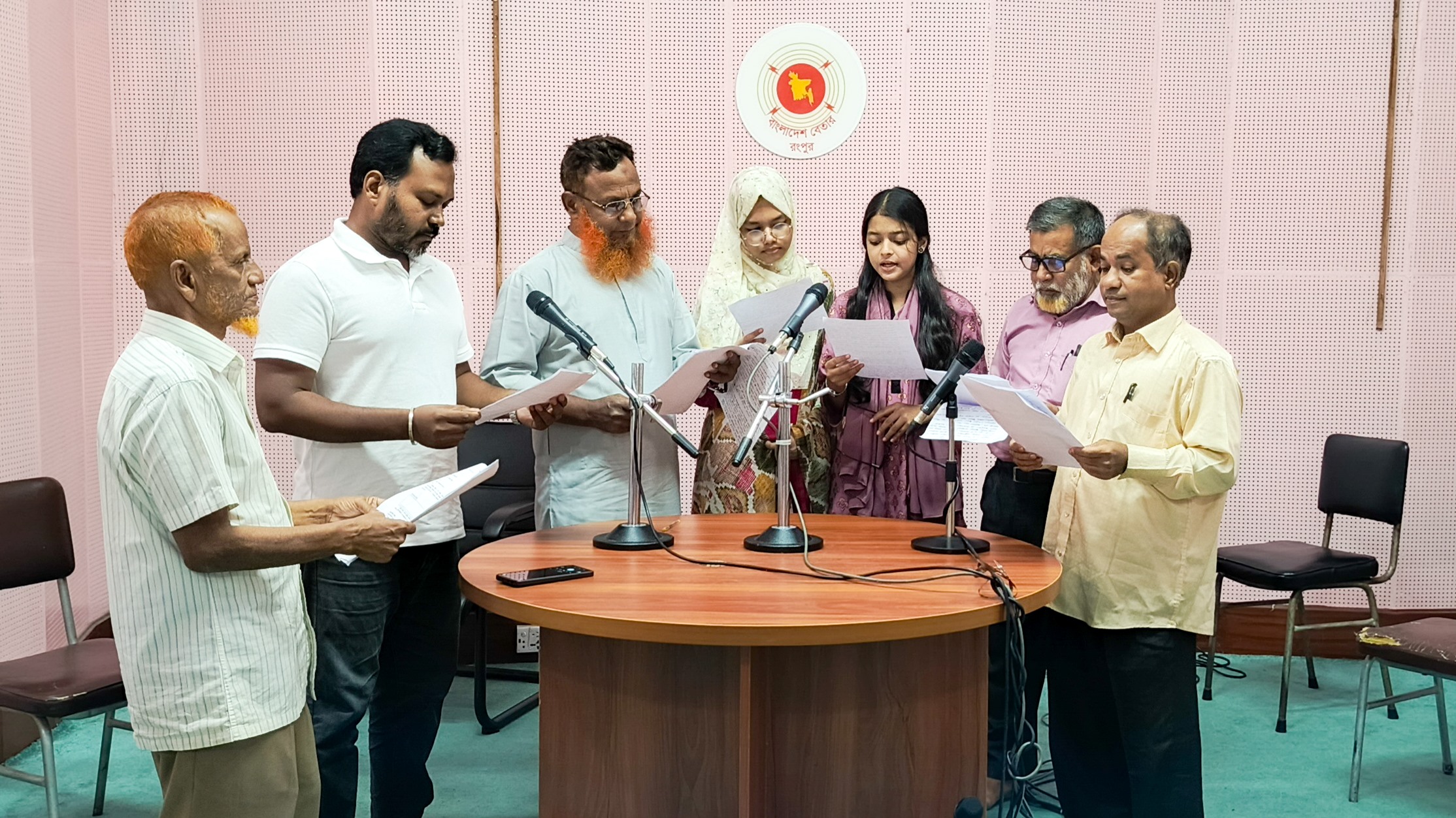 (১৮ মে ২০২৫) সুখী জীবন অনুষ্ঠানের আওতায় শ্রুতিনাটক 'কর্মফল' রেকর্ডিংয়ে নাটশিল্পীবৃন্দ।