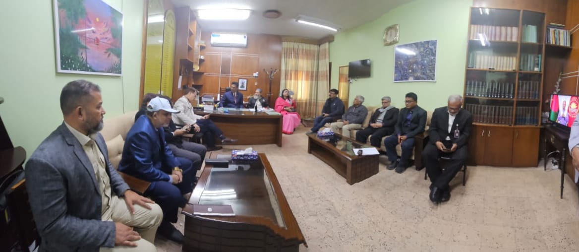 সাবেক প্রধানমন্ত্রী ও বিএনপি চেয়ারপারসন বেগম খালেদা জিয়ার মৃত্যুতে মাননীয় প্রধান উপদেষ্টা মহোদয় কর্তৃক জাতির উদ্দেশে প্রদানকৃত ভাষণ মনিটরিং করছেন বাংলাদেশ বেতারের মহাপরিচালক মহোদয়ের নেতৃত্বে বেতারের উর্ধ্বতন কর্মকর্তাবৃন্দ।