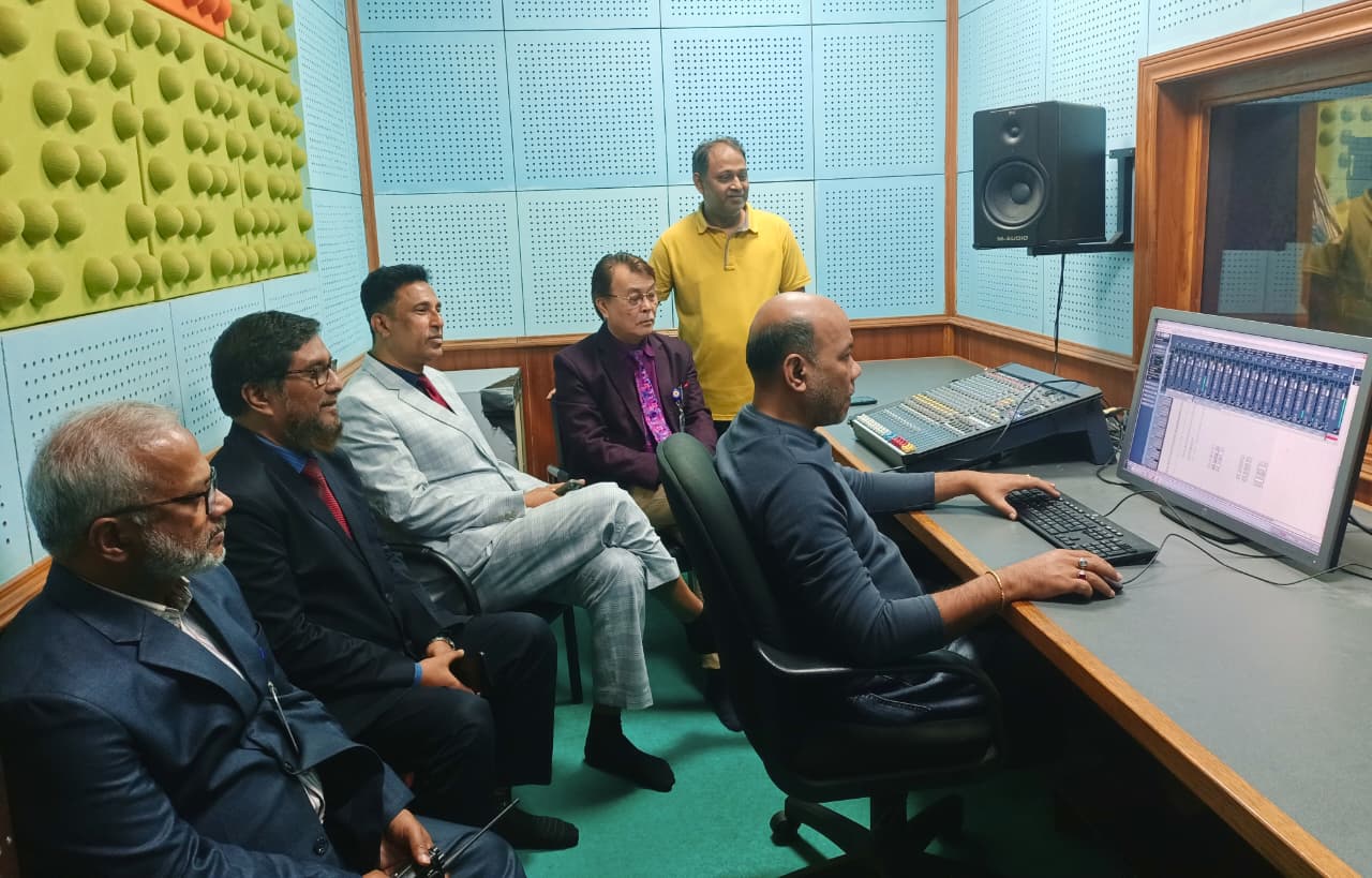 ত্রয়োদশ জাতীয় সংসদ নির্বাচন ও গণভোট উপলক্ষ্যে বাংলাদেশ বেতার কর্তৃক নির্মিত গান রেকর্ডিং এর সময় সম্মানিত মহাপরিচালক সহ ঊর্ধ্বতন কর্মকর্তাবৃন্দ।