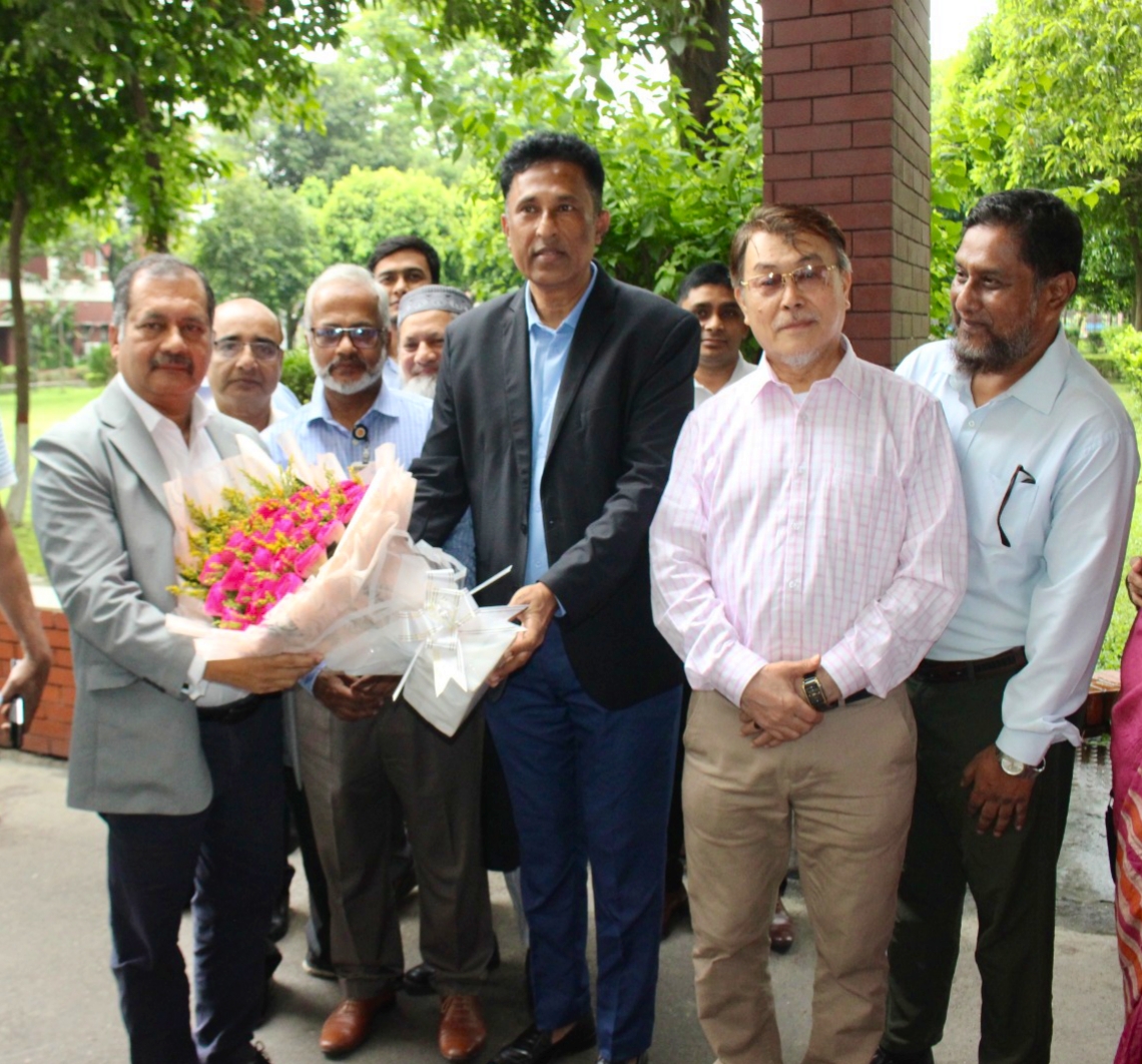 তথ্য ও সম্প্রচার মন্ত্রণালয়ের মাননীয় মন্ত্রী জনাব জহির উদ্দিন স্বপন, এমপি মহোদয় কে বাংলাদেশ বেতার সদর দপ্তরে ফুল দিয়ে শুভেচ্ছা জানান বাংলাদেশ বেতারের মহাপরিচালকসহ অন্যান্য কর্মকর্তাগণ।