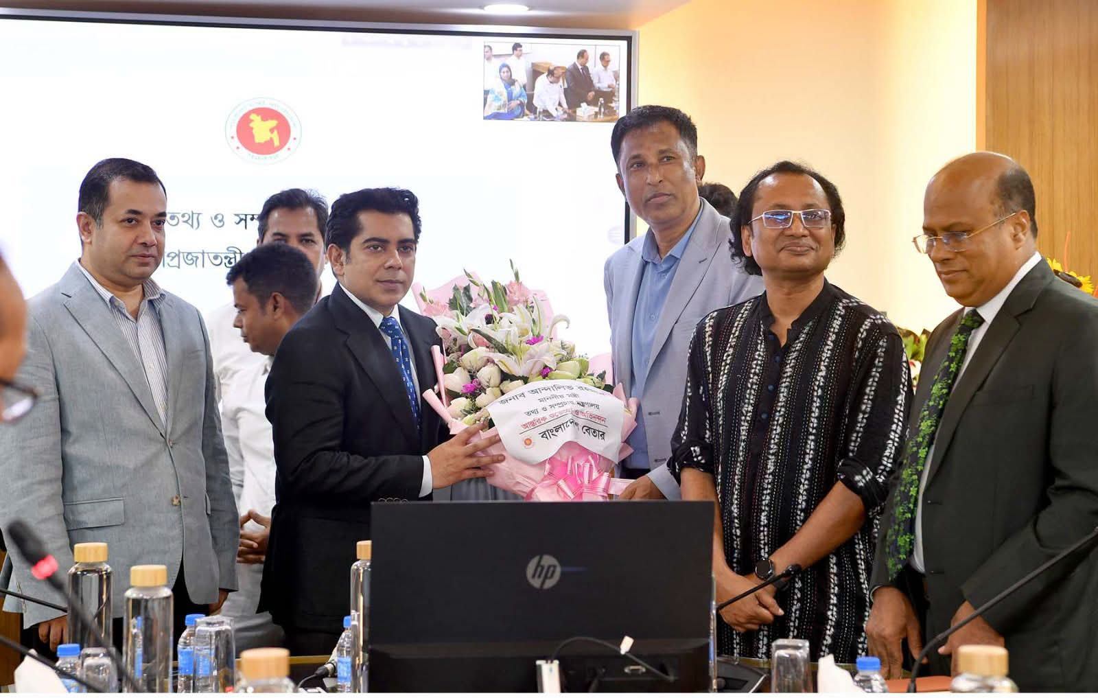 নবনিযুক্ত তথ্য ও সম্প্রচার মন্ত্রী আন্দালিভ রহমানকে আজ ঢাকায় মন্ত্রণালয়ের সভাকক্ষে মন্ত্রণালয়ের আওতাধীন অধিদপ্তরের প্রধানগণ শুভেচ্ছা জানান। প্রতিমন্ত্রী ইয়াসের খান চৌধুরী এবং উপদেষ্টা ডাঃ জাহেদ উর রহমান এসময় উপস্থিত ছিলেন।