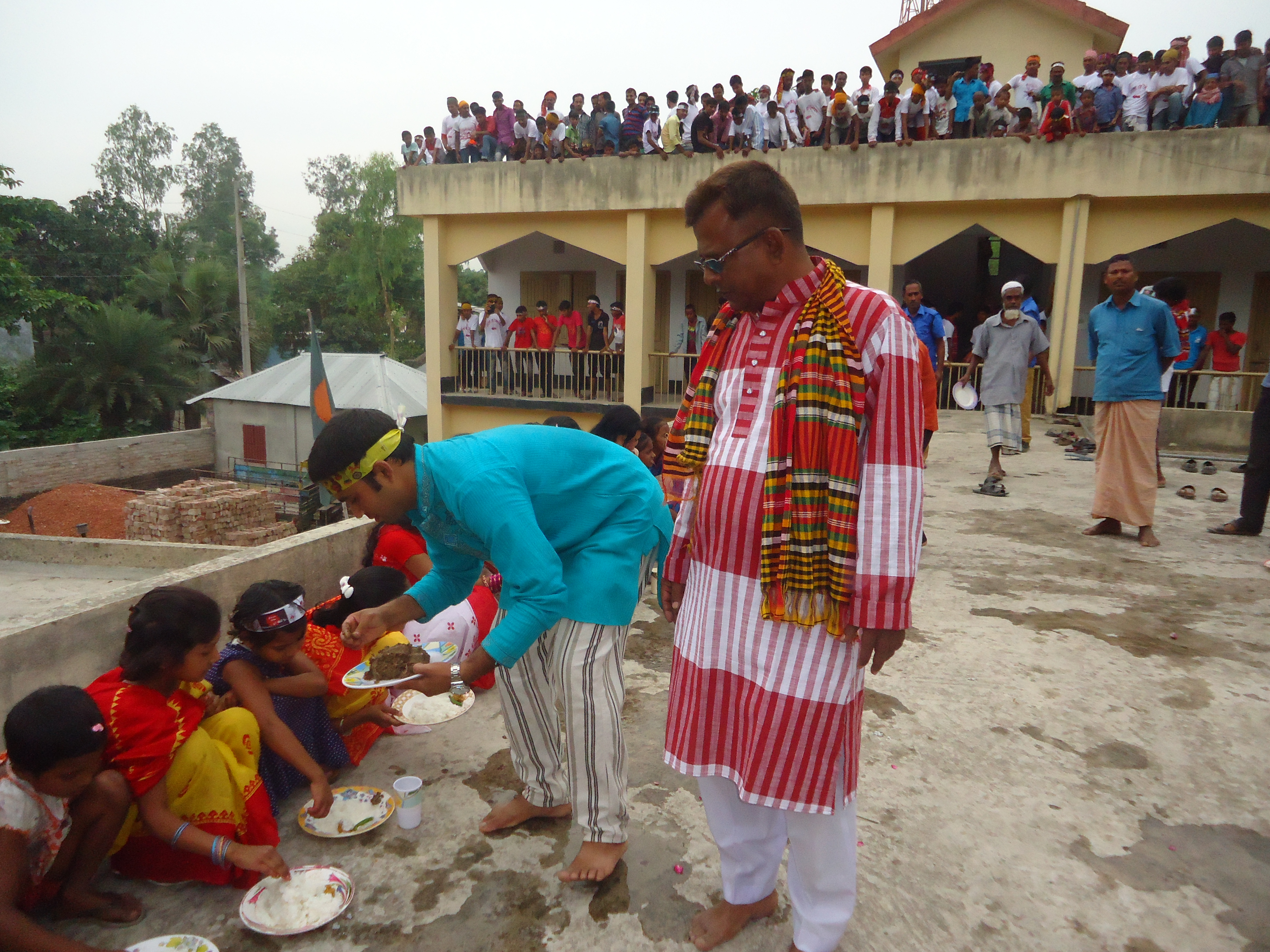 পহেলা বৈশাখ উদযাপন এর পানতা ভাত বিতরন