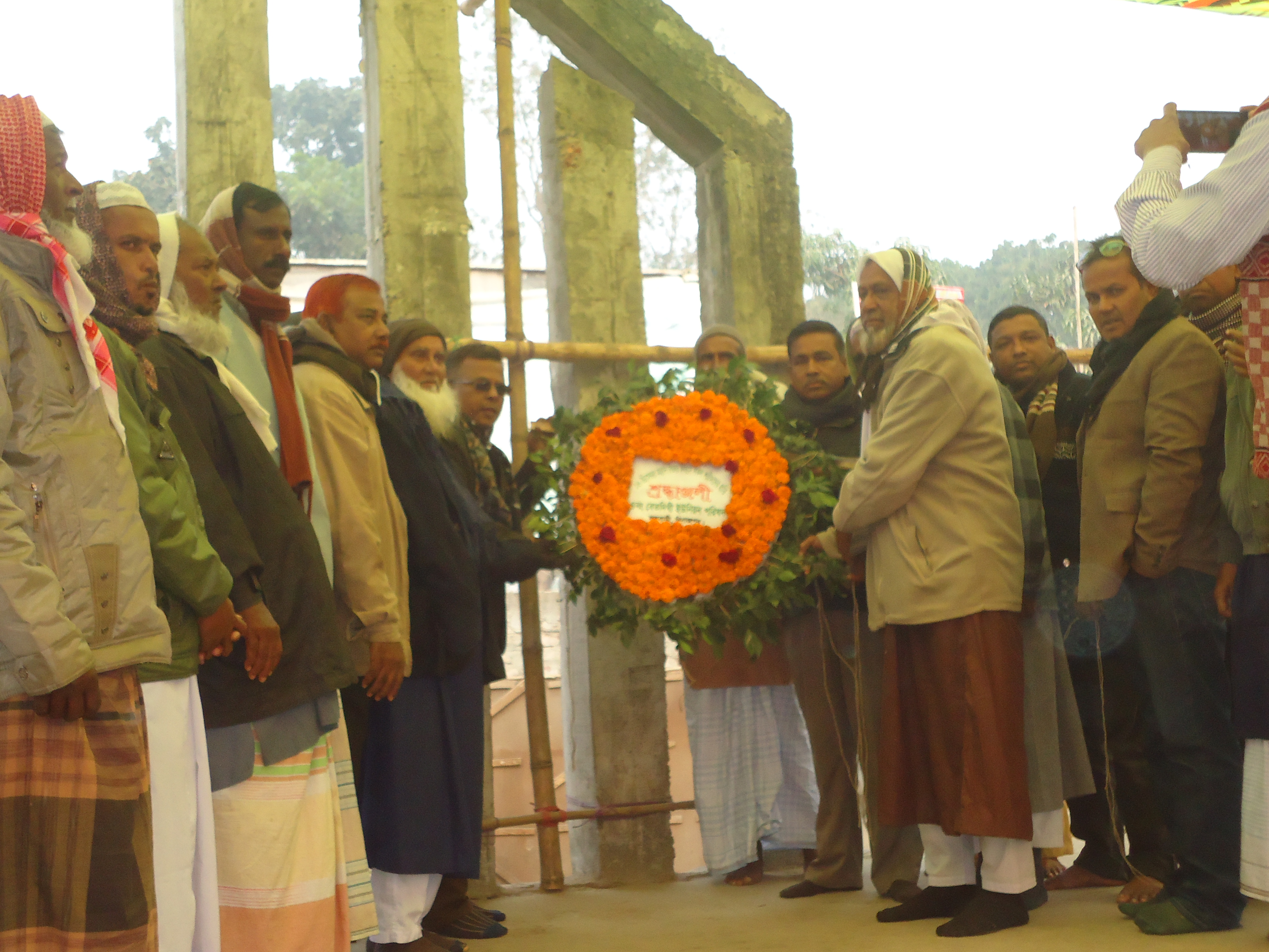 ২১ই ফ্রেরুয়ারীর শহীদ চত্বরে পুষ্প অর্পন