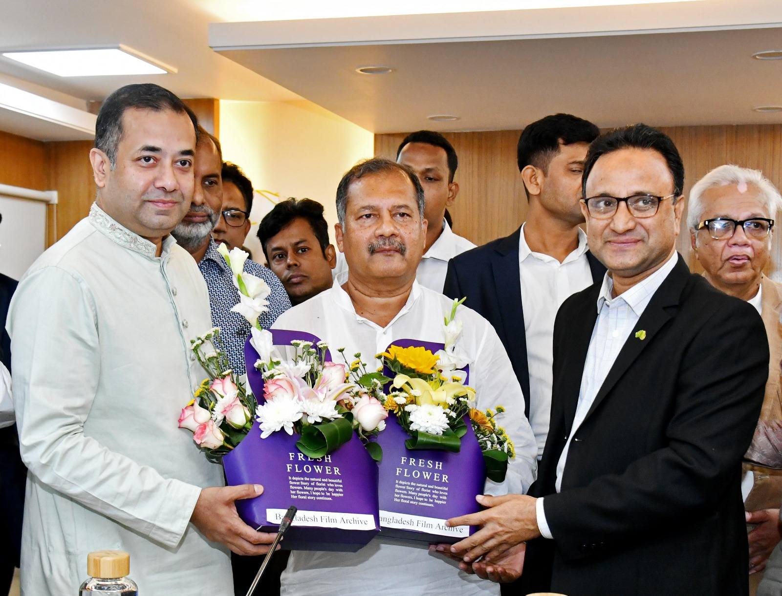 তথ্য ও সম্প্রচার মন্ত্রণালয়ের নবনিযুক্ত মাননীয় মন্ত্রী জহির উদ্দিন স্বপন এমপি এবং মাননীয় প্রতিমন্ত্রী ইয়াসের খান চৌধুরী এমপি-কে বাংলাদেশ ফিল্ম আর্কাইভের মহাপরিচালক ম. জাভেদ ইকবাল ফুল দিয়ে শুভেচ্ছা জানান (১৮ ফেব্রুয়ারি ২০২৬)।