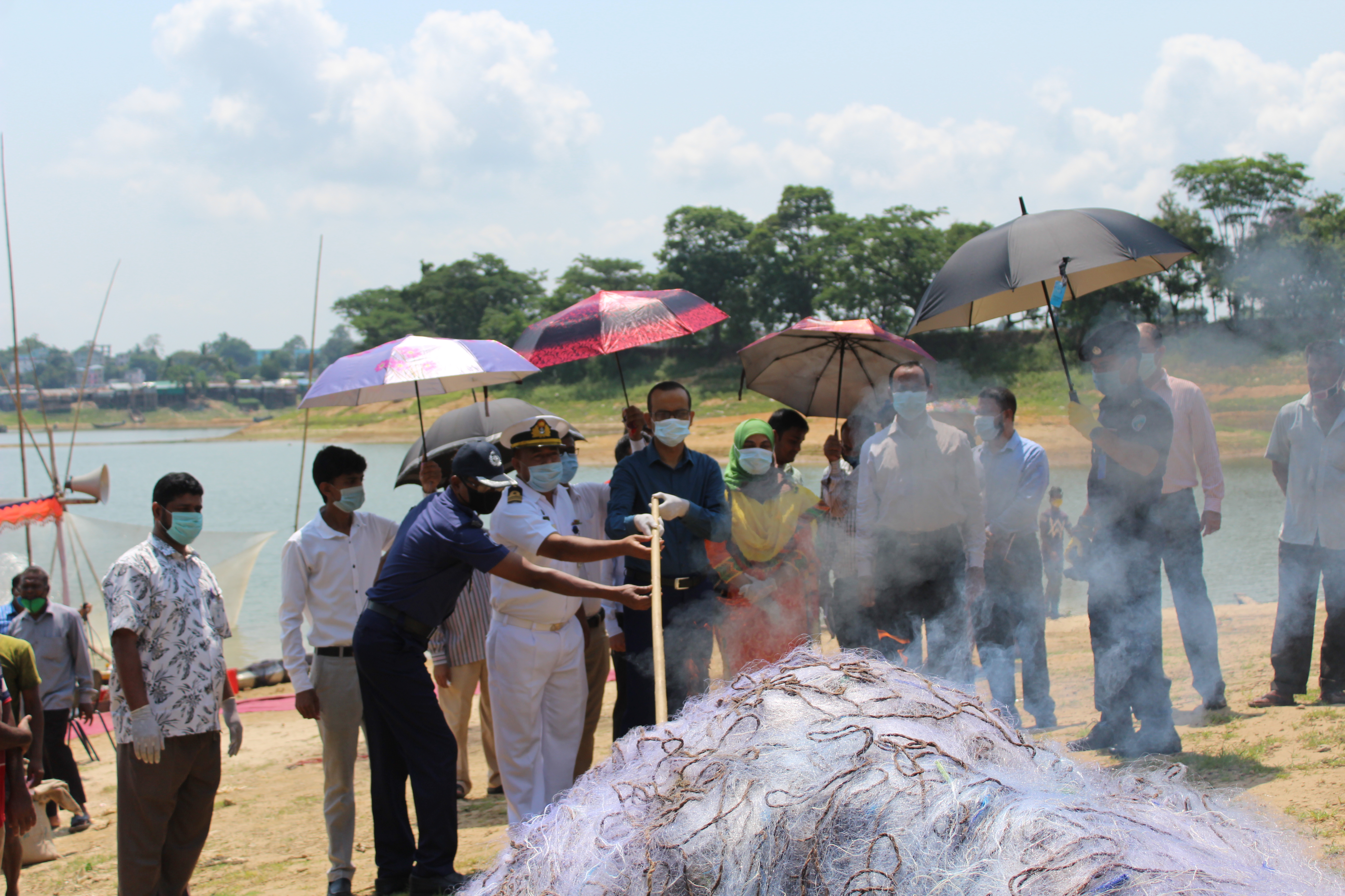 করোনা পরিস্থিতির মধ্যে স্বাস্থ্যবিধি ও সামাজিক দুরুত্ব বজায় রেখে সরকারী নির্দেশনা মোতাবেক দেশের সামগ্রিক মৎস্য উৎপাদন বৃদ্ধির লক্ষ্যে, বাংলাদেশ মৎস্য উন্নয়ন কর্পোরেশনের উদ্যোগে কাপ্তাই হ্রদে কার্প জাতীয় মাছের পোনা অবমুক্ত করা হয় । উক্ত অনুষ্ঠানের শুভ উদ্বোধন করেন মাননীয় জেলা প্রশাসক মামুনুর রশিদ মহোদয় ও বিএফডিসি, রাঙামাটি কেন্দ্রের ব্যবস্থাপক, লে.কমান্ডার মোহাম্মদ তৌহিদুল ইসলাম মহোদয়, উপজেলা নির্বাহী অফিসার, মৎস্য গবেষণা ইনস্টিটিউট এর উধ্বতর্ন বৈজ্ঞানিক কর্মকর্তা, জেলা মৎস্য কর্মকর্তা ও বিএফডিসির অন্যান্য কর্মকর্তাবৃন্দ। পোনা মাছ অবমুক্তি শেষে দুস্থ জেলেদের মধ্যে বিজিএফ কার্ড বিতরণ অনুষ্ঠান সম্পন্ন করা হয় এবং বিএফডিসি কর্তৃক জব্দকৃত অবৈধ কারেন্ট জাল পুড়িয়ে ধ্বংস করা হয়।
