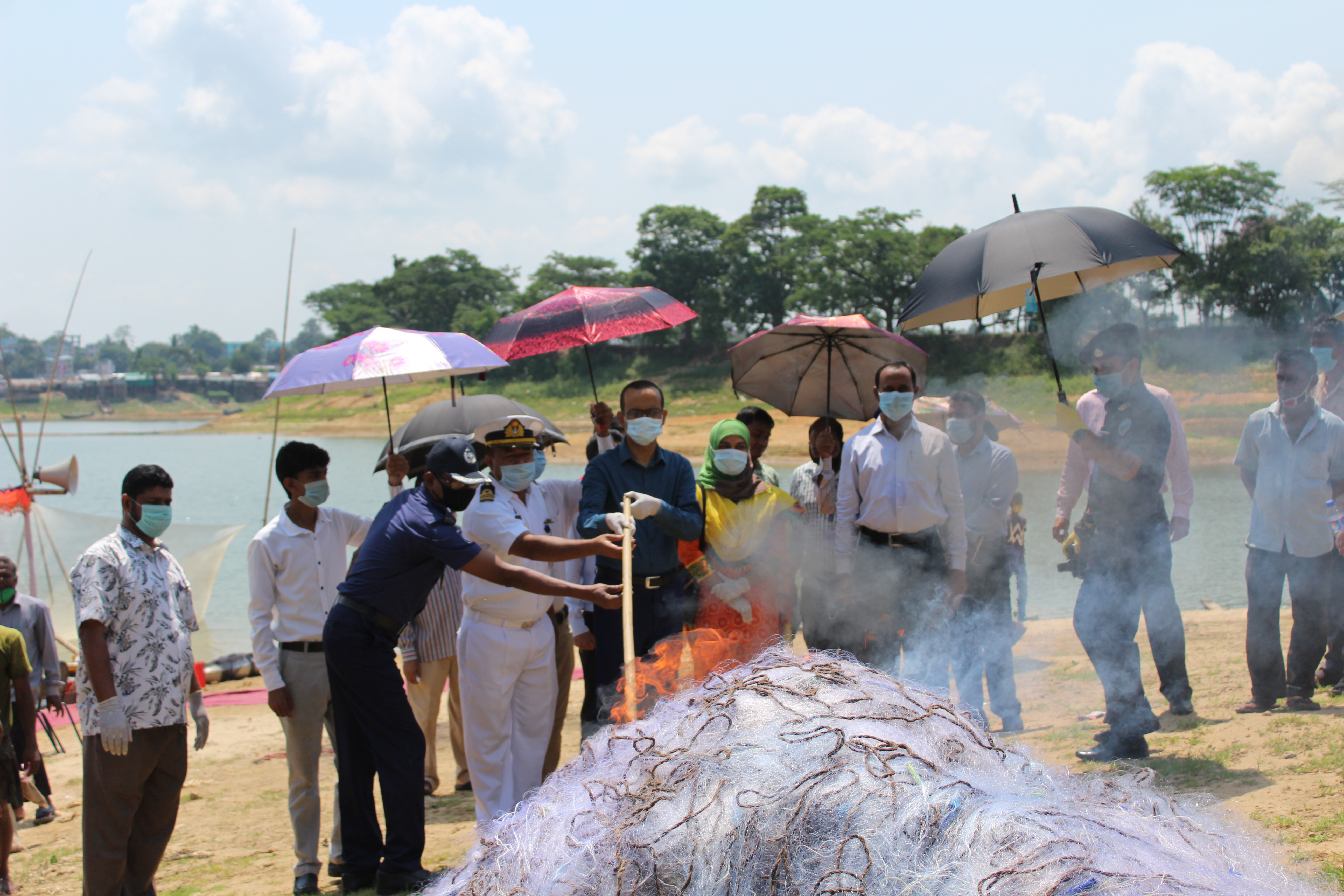 করোনা পরিস্থিতির মধ্যে স্বাস্থ্যবিধি ও সামাজিক দুরুত্ব বজায় রেখে সরকারী নির্দেশনা মোতাবেক দেশের সামগ্রিক মৎস্য উৎপাদন বৃদ্ধির লক্ষ্যে, বাংলাদেশ মৎস্য উন্নয়ন কর্পোরেশনের উদ্যোগে কাপ্তাই হ্রদে কার্প জাতীয় মাছের পোনা অবমুক্ত করা হয় । উক্ত অনুষ্ঠানের শুভ উদ্বোধন করেন মাননীয় জেলা প্রশাসক মামুনুর রশিদ মহোদয় ও বিএফডিসি, রাঙামাটি কেন্দ্রের ব্যবস্থাপক, লে.কমান্ডার মোহাম্মদ তৌহিদুল ইসলাম মহোদয়, উপজেলা নির্বাহী অফিসার, মৎস্য গবেষণা ইনস্টিটিউট এর উধ্বতর্ন বৈজ্ঞানিক কর্মকর্তা, জেলা মৎস্য কর্মকর্তা ও বিএফডিসির অন্যান্য কর্মকর্তাবৃন্দ। পোনা মাছ অবমুক্তি শেষে দুস্থ জেলেদের মধ্যে বিজিএফ কার্ড বিতরণ অনুষ্ঠান সম্পন্ন করা হয় এবং বিএফডিসি কর্তৃক জব্দকৃত অবৈধ কারেন্ট জাল পুড়িয়ে ধ্বংস করা হয়।