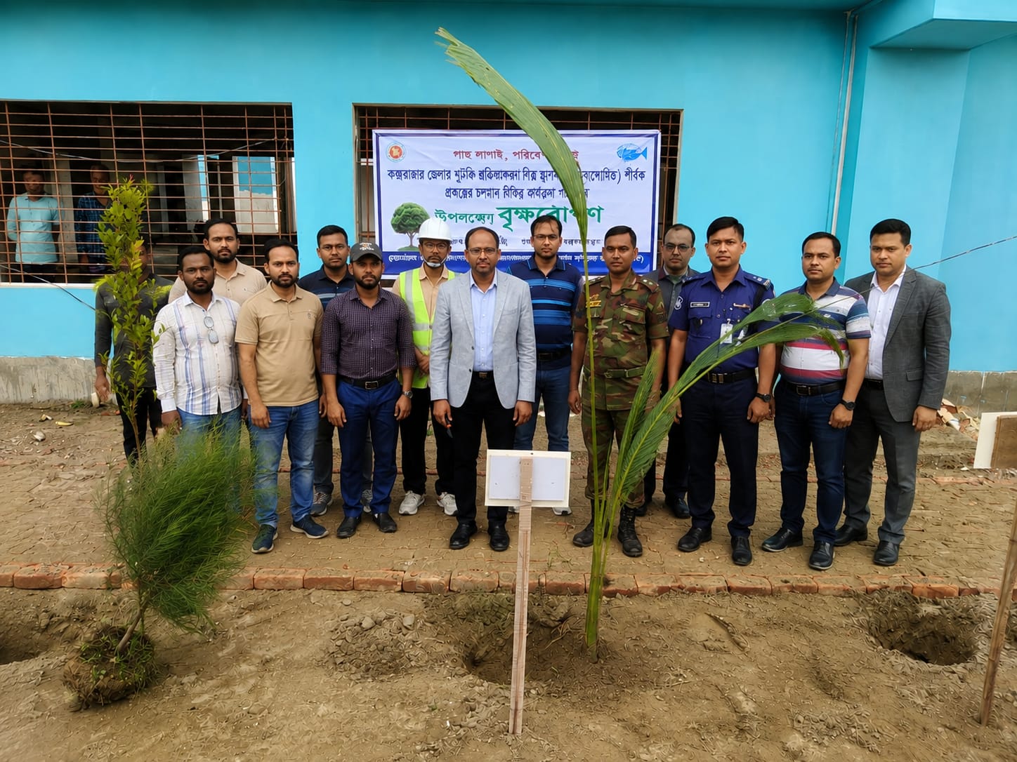 মৎস্য ও প্রাণিসম্পদ মন্ত্রণালয়ের মাননীয় প্রতিমন্ত্রী জনাব সুলতান সালাউদ্দিন টুকু এমপি কর্তৃক কর্পোরেশন কর্তৃক বাস্তবায়নাধীন কক্সবাজার জেলায় শুটকি প্রক্রিয়াকরণ শিল্প স্থাপন শীর্ষক প্রকল্পের কার্যক্রম পরিদর্শন কালীন বৃক্ষরোপন কার্যক্রম।