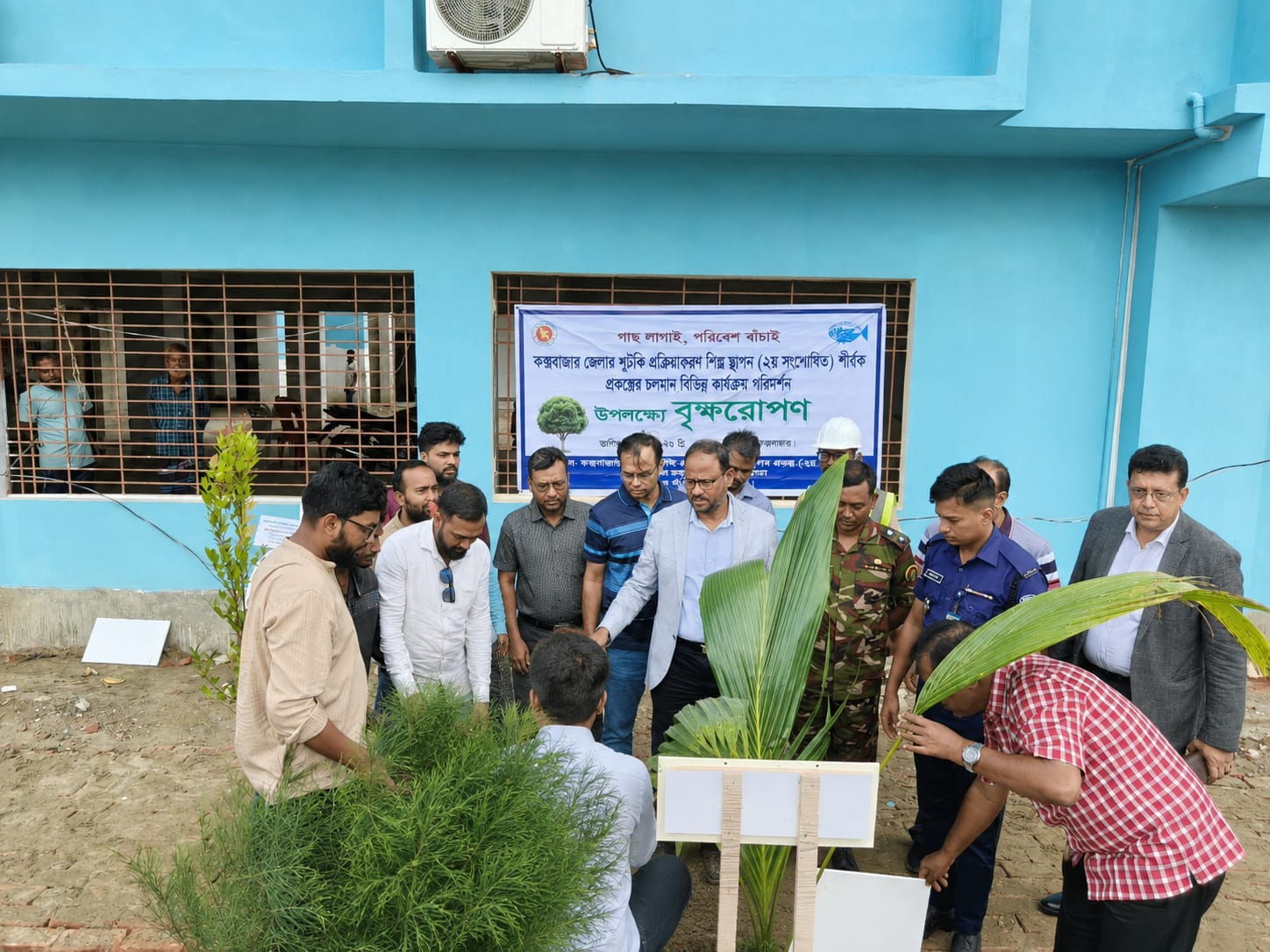 মৎস্য ও প্রাণিসম্পদ মন্ত্রণালয়ের মাননীয় প্রতিমন্ত্রী জনাব সুলতান সালাউদ্দিন টুকু এমপি কর্তৃক কর্পোরেশন কর্তৃক বাস্তবায়নাধীন কক্সবাজার জেলায় শুটকি প্রক্রিয়াকরণ শিল্প স্থাপন শীর্ষক প্রকল্পের কার্যক্রম পরিদর্শন কালীন বৃক্ষরোপন কার্যক্রম।