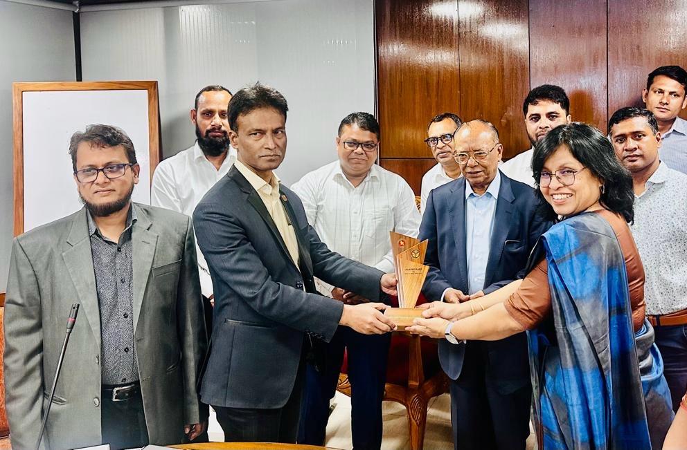 পরিবেশ, বন ও জলবায়ু পরিবর্তন মন্ত্রণালয়ের দায়িত্বপ্রাপ্ত মাননীয় মন্ত্রী অত্র কর্পোরেশন পরিদর্শনকালে জনাব মোঃ রায়হান কাওছার, সচিব, পরিবেশ, বন ও জলবায়ু পরিবর্তন মন্ত্রণালয় মহোদয়কে ক্রেস্ট প্রদান করেন কর্পোরেশনের চেয়ারম্যান ও অন্যান্য কর্মকর্তাগণ।