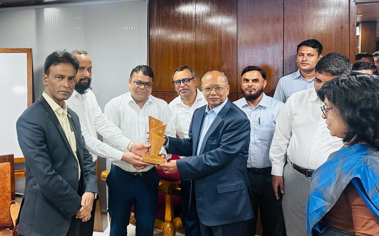 পরিবেশ, বন ও জলবায়ু পরিবর্তন মন্ত্রণালয়ের দায়িত্বপ্রাপ্ত মাননীয় মন্ত্রী জনাব আবদুল আউয়াল মিন্টু মহোদয়ের অত্র কর্পোরেশন পরিদর্শনকালে ক্রেস্ট প্রদান করেন কর্পোরেশনের চেয়ারম্যান ও অন্যান্য কর্মকর্তাগণ।