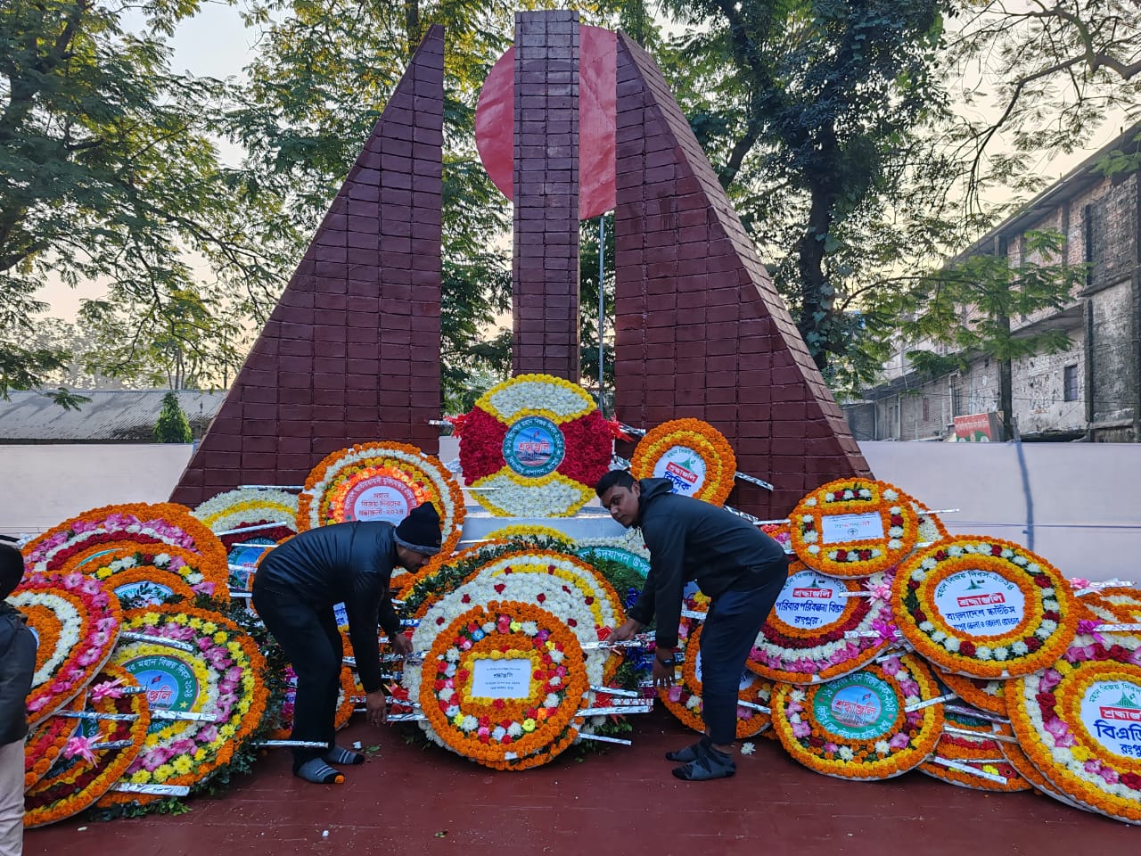 মহান বিজয় দিবস উপলক্ষ্যে পুষ্পস্তবক অর্পণ
