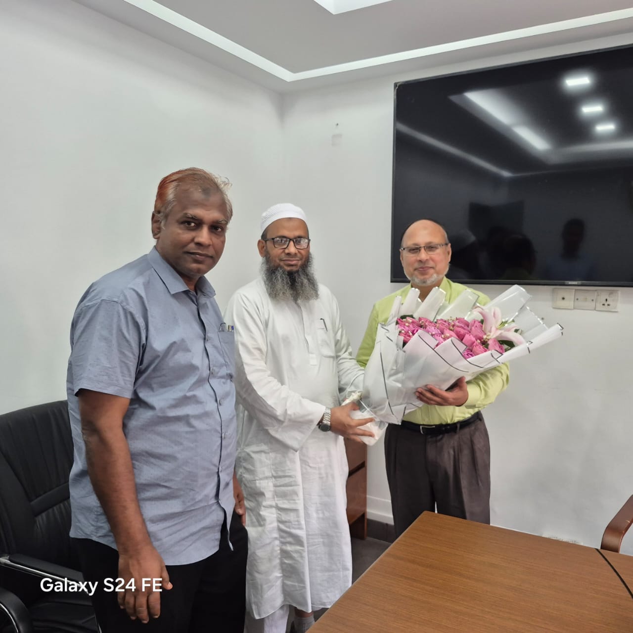 বাখরাবাদ গ্যাস ডিস্ট্রিবিউশন কোম্পানী লিমিটেড এর সম্মানিত বোর্ড চেয়ারম্যান মহোদয় কে ফুল দিয়ে শুভেচ্ছা জানাচ্ছেন ব্যবস্থাপনা পরিচালক এবং কোম্পানি সচিব।