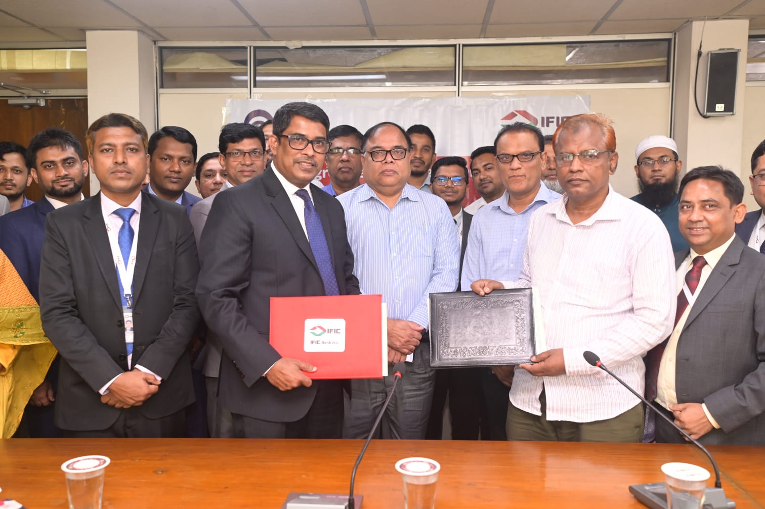বিজিডিসিএল এবং আইএফআইসি ব্যাংক পিএলসি এর মধ্যে সকল শ্রেণীর গ্রাহকের নিকট হতে অনলাইনে গ্যাস বিল আদায়ের লক্ষ্যে চুক্তি স্বাক্ষর অনুষ্ঠান