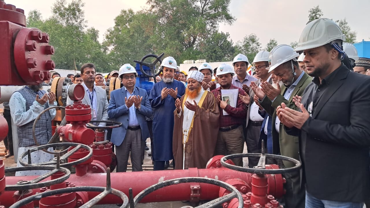 অদ্য ০৩-১২-২০২৫ তারিখে হবিগঞ্জ ৫নং কূপের ওয়ার্কওভার কাজ সফলভাবে সম্পাদন শেষে দৈনিক প্রায় ২৬ মিলিয়ন ঘনফুট হারে গ্যাস উৎপাদন করে জাতীয় গ্রিডে সরবরাহ করা হয়। কূপটির গ্যাস সরবরাহ কাজের শুভ উদ্ভোধন ঘোষনা করেন পেট্রোবাংলার চেয়ারম্যান জনাব মোঃ রেজানুর রহমান মহোদয় ও বিজিএফসিএল এর ব্যবস্থাপনা পরিচালক প্রকৌ. মোঃ ফারুক হোসেন-সহ বিজিএফসিএল এর মহাব্যবস্থাপকগণ এবং সংশ্লিষ্ট প্রকল্প পরিচালক-সহ অন্যান্য কর্মকর্তাগণ।