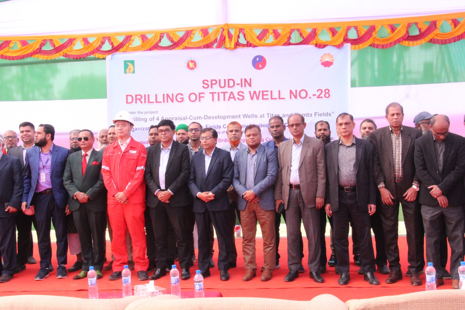 তিতাস গ্যাস ফিল্ডে নতুন কূপ খনন! গত ১৫/১২/২০২৫ তারিখ ব্রাক্ষণবাড়িয়াস্থ তিতাস গ্যাস ফিল্ডে একটি নতুন কূপ (২৮ নম্বর) খনন শুরু হয়েছে। তিতাস ২৮ নম্বর কূপটি সারফেস লোকেশন হতে প্রায় ৩৬৩৬ মিটার গভীরতায় C5-C7 গ্যাস স্তরে ডিরেকশনালি খনন করা হবে। খনন ও আনুষঙ্গিক কাজের জন্য আনুমানিক ১১০ দিন সময়ের প্রয়োজন হবে। খনন কাজ সফলভাবে সম্পন্ন হলে দৈনিক ১৫ মিলিয়ন ঘনফুট হারে গ্যাস জাতীয় গ্রীডে সরবরাহ করা যাবে আশা করা যায়। তিতাস ও কামতা ফিল্ডে ৪টি মূল্যায়ন-কাম- উন্নয়ন কূপ খনন শীর্ষক প্রকল্পের আওতায় ২৮ নম্বর কূপটি খনন করা হচ্ছে। একই প্রকল্পের আওতায় পর্যায়ক্রমে তিতাস ফিল্ডে আরও ২টি (তিতাস#২৯ ও ৩০) ও কামতা ফিল্ডে ১টি কূপ (কামতা#২) আন্তর্জাতিক খনন ঠিকাদারি প্রতিষ্ঠান CCDC, Chaina এর মাধ্যমে খনন করা হবে। সকল কূপ খনন শেষে দৈনিক ৫৫ মিলিয়ন ঘনফুট গ্যাস গ্রীডে যুক্ত হবে আশা করা যায়।