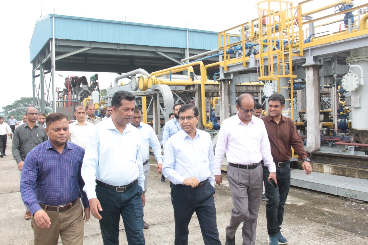 পেট্রোবাংলার পরিচালক (অর্থ) (যুগ্মসচিব) জনাব এ কে এম মিজানুর রহমান মহোদয় ১২-৭-২০২৫ ও ১৩-৭-২০২৫ তারিখ রোজ: শনিবার ও রবিবার বিজিএফসিএল কর্তৃক গৃহীত ও গৃহীতব্য বিভিন্ন উন্নয়ন প্রকল্প (মূল্যায়ন/উন্নয়ন কূপ খনন, অনুসন্ধান কূপ খনন ও ওয়ার্কওভার) কার্যক্রম/এলাকা সরেজমিন পরিদর্শন করেন। পরিদর্শনকালে কোম্পানির ব্যবস্থাপনা পরিচালক প্রকৌ. মোঃ ফারুক হোসেন এবং মহাব্যবস্থাপকবৃন্দ ও সংশ্লিষ্ট উপমহাব্যবস্থাপক/প্রকল্প পরিচালক/ প্রকল্প সমন্বয়ক মহোদয়গণ উপস্থিত ছিলেন। পরিচালক (অর্থ) মহোদয় ১২-৭-২০২৫ তারিখে কোম্পানির প্রধান কার্যালয়ে এ বিষয়ে উর্ধ্বতন কর্মকর্তাগণসহ সংশ্লিষ্ট কর্মকর্তাদের সাথে এক মতবিনিময় সভায় মিলিত হন।