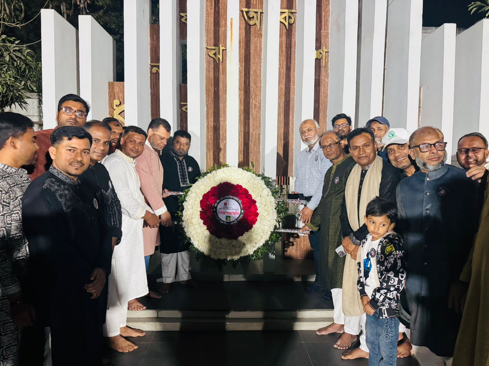 মহান শহিদ দিবস ও আন্তর্জাতিক মাতৃভাষা দিবসের প্রথম প্রহরে শহীদ মিনারে পুষ্পস্তবক অর্পণের মাধ্যমে ভাষা শহীদদের প্রতি গভীর শ্রদ্ধা নিবেদন করেন অত্র কোম্পানির ব্যবস্থাপনা পরিচালক মহোদয়সহ অন্যান্যরা।