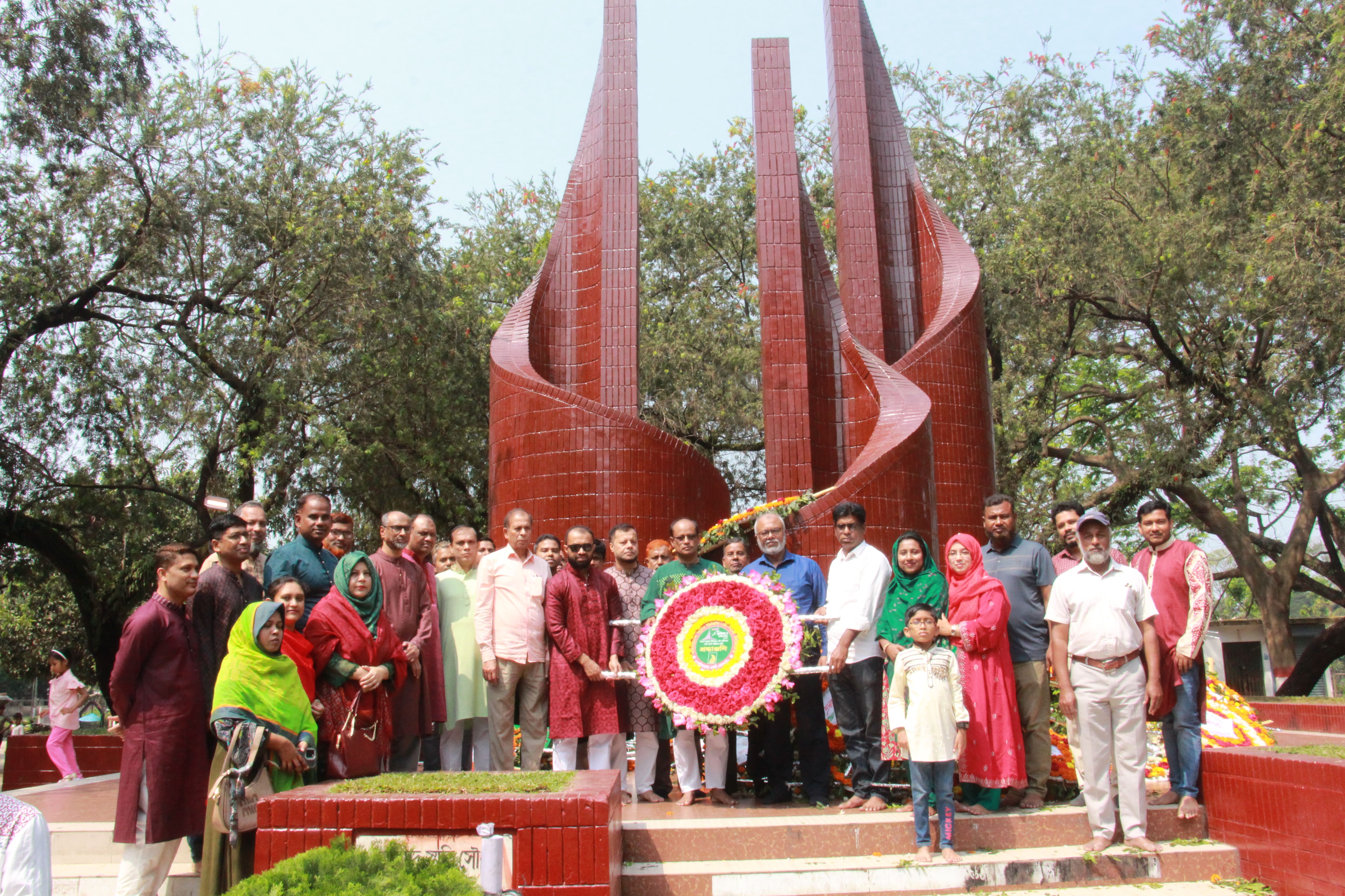 মহান স্বাধীনতা ও জাতীয় দিবস ২০২৬ উপলক্ষে বিজিএফসিএল এর কর্মকর্তা ও কর্মচারীগন ব্রাহ্মণবাড়িয়া স্মৃতি সৌধে পুষ্পস্তবক অর্পণ করে।