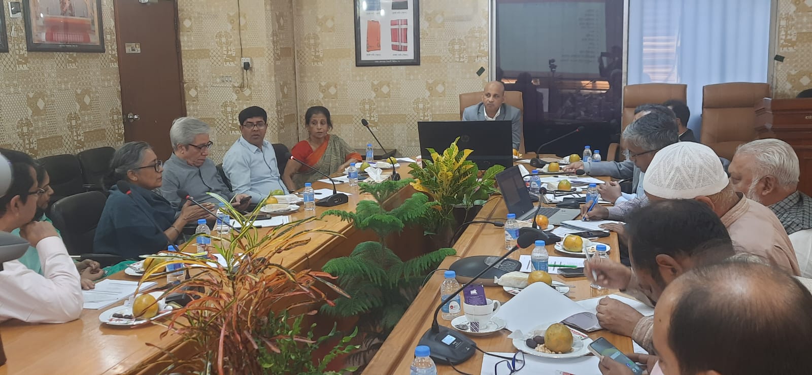 বেঙ্গল ফাউন্ডেশনের অভ্যন্তরে বাতাঁবো কর্তৃক দেশের বিভিন্ন এলাকার তাঁতজাত পণ্যের প্রদর্শনী ও মেলা আয়োজনের প্রস্তুতি সভা।